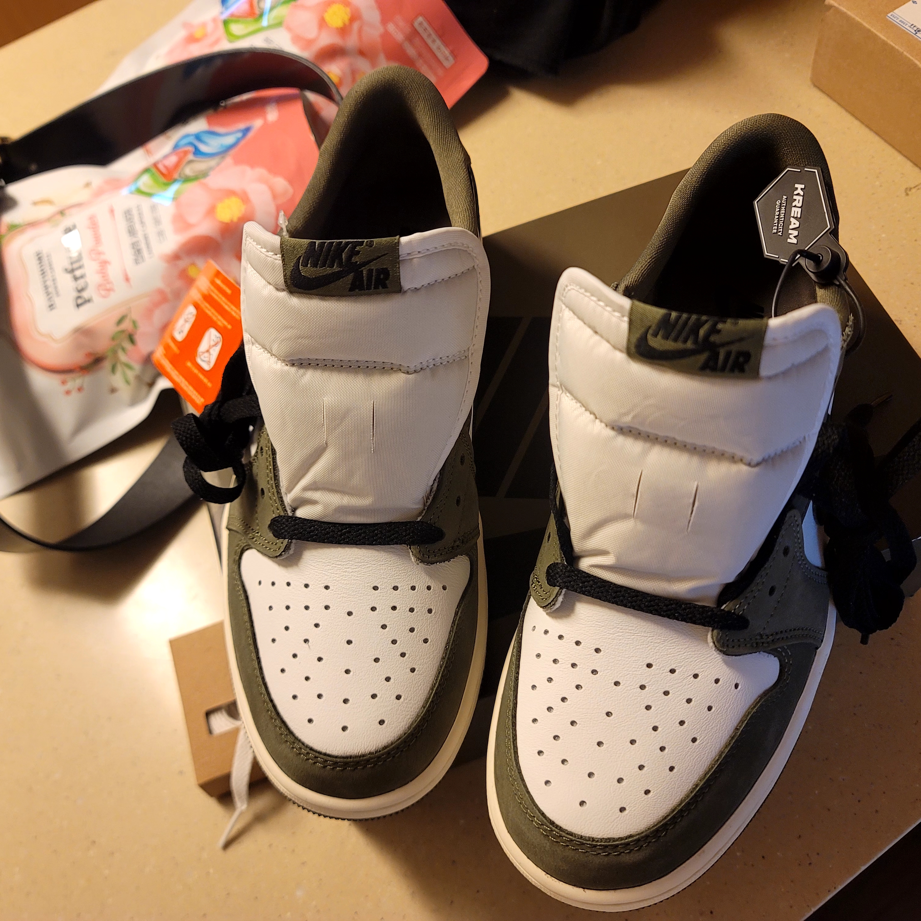 Jordan 1 Retro Low OG Medium Olive and Summit White 착용 스타일 - 2