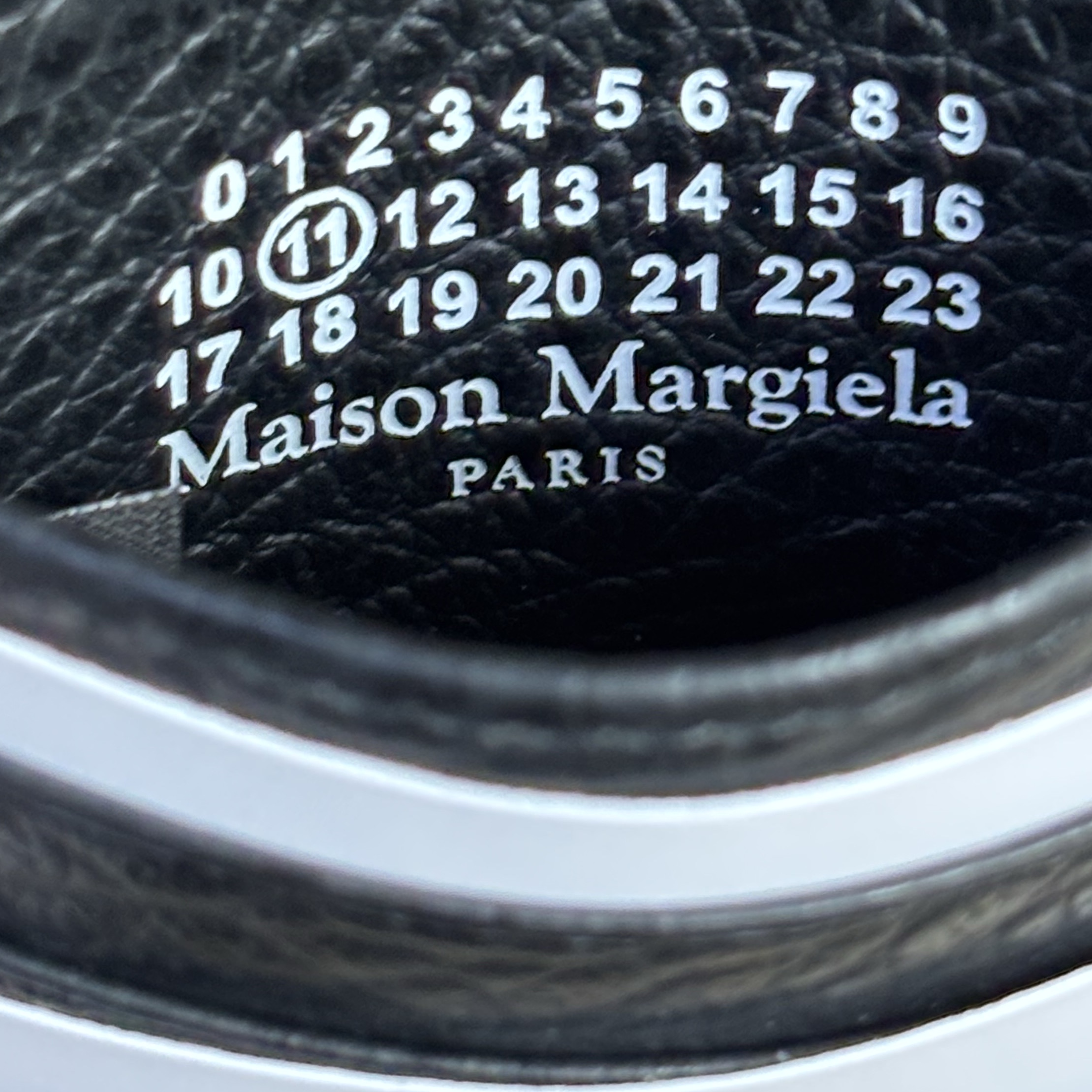 Maison Margiela Stitch Card Holder Black 착용 스타일 - 2