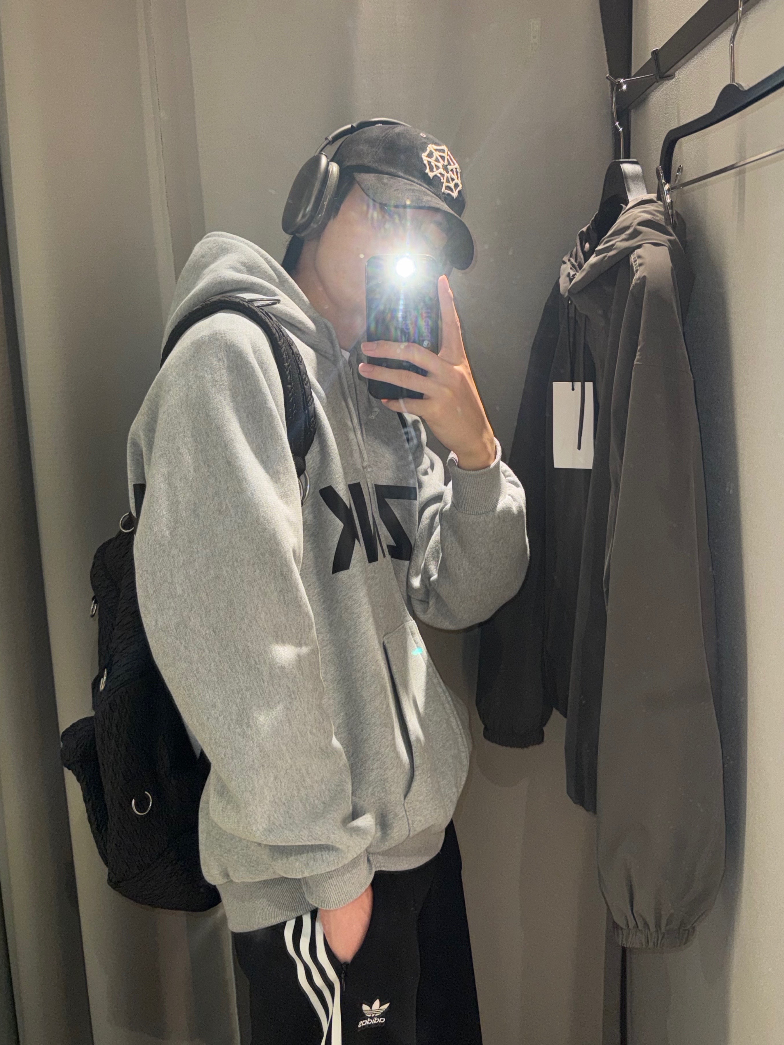 Yeezy HD-10 Grey - Korea Limited, Apple AirPods Max Lightning Space Gray (Korean Ver.) 착용 스타일 - 1