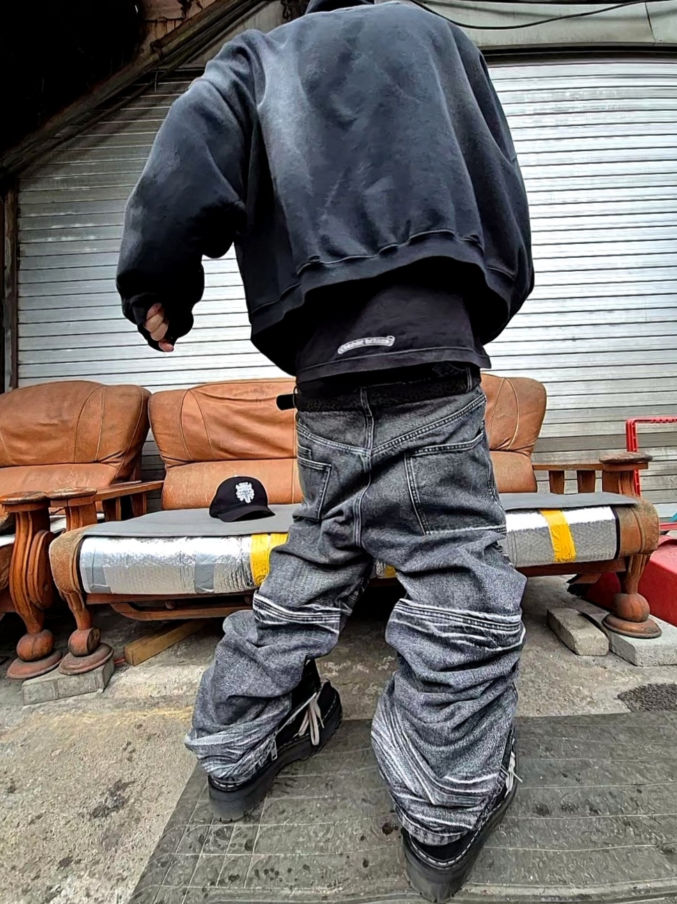 Chrome Hearts Dagger Denim Baseball Hat Black White, Dr. Martens x Rick Owens 1460 Quad Sole Mega Lace Boots Black 착용 스타일 - 1