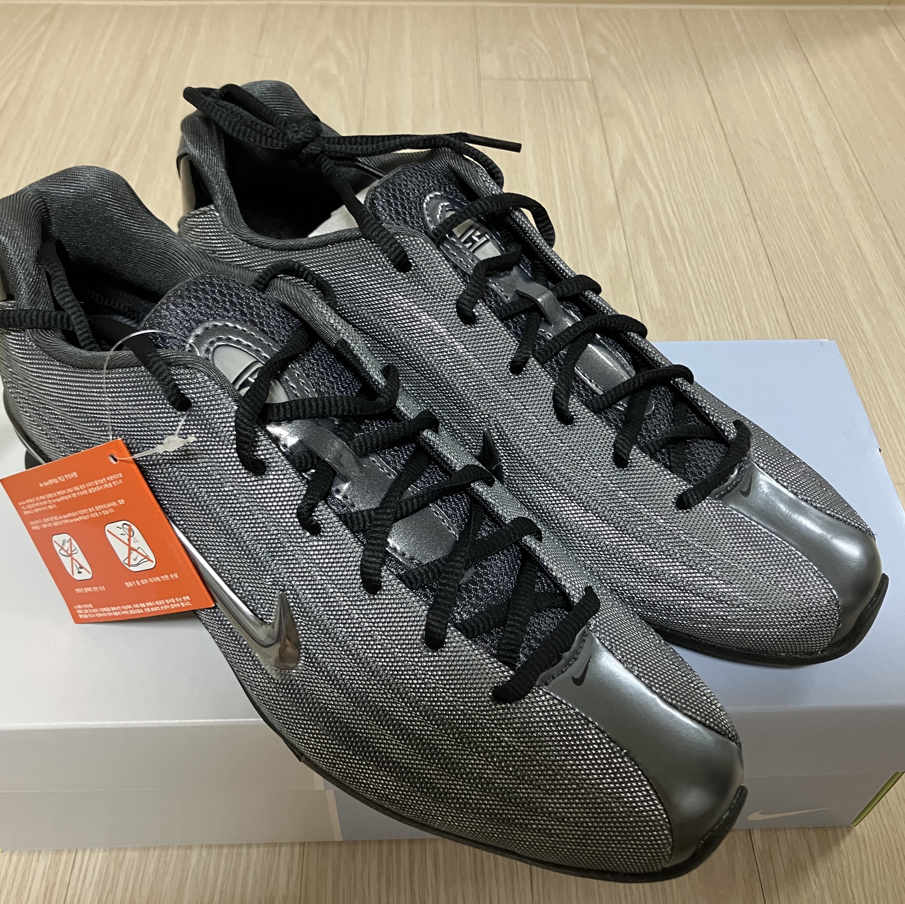 (W) Nike x Naked Shox Z Metallic Hematite Black 착용 스타일 - 1