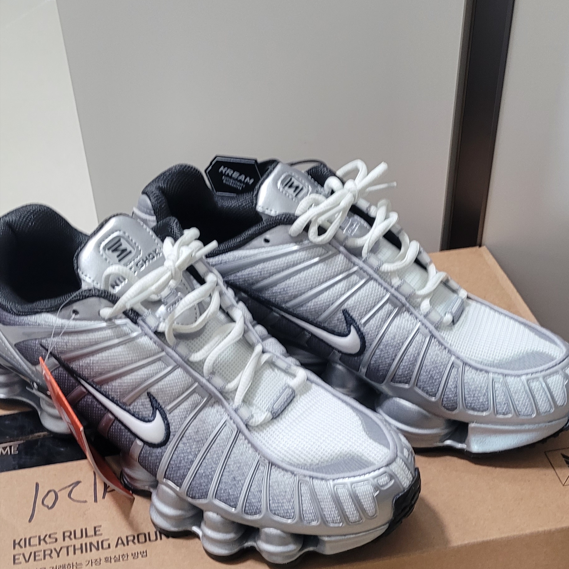Nike Shox TL Metallic Silver Wolf Grey 착용 스타일 - 1