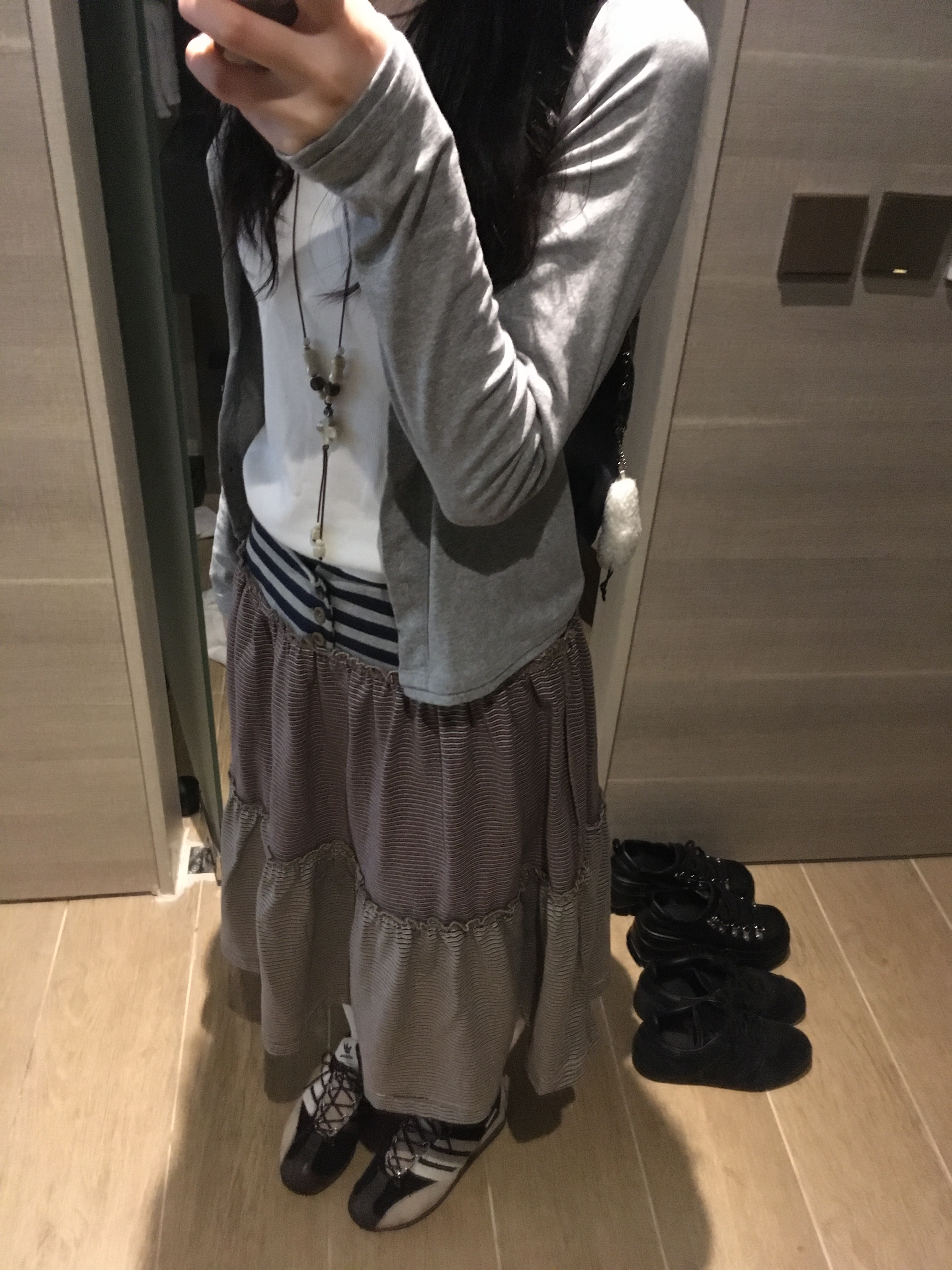 COYSEIO Colored Stripe Midi Skirt Grey Beige, Adidas x Song for the Mute Country OG Core Black Core White 착용 스타일 - 1