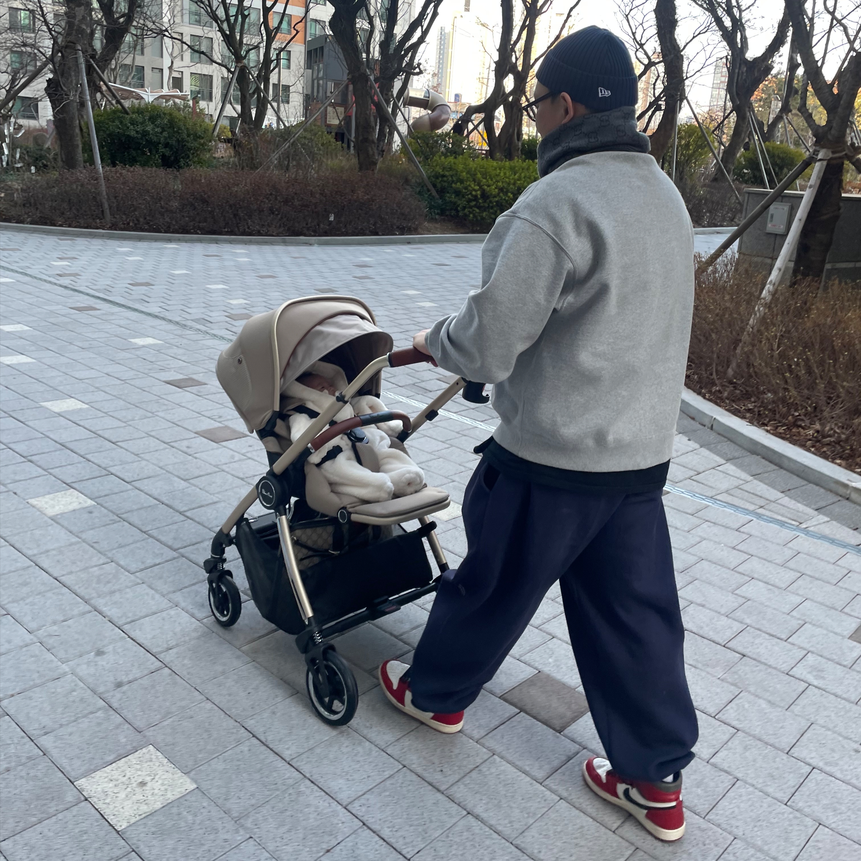 Undermycar Mu.03 Anti Fxxking Logo Play Oversized Sweat Jogger Navy, Nike x Stussy NRG Fleece Crewneck Dark Grey Heather (DO9337-063) 착용 스타일 - 1