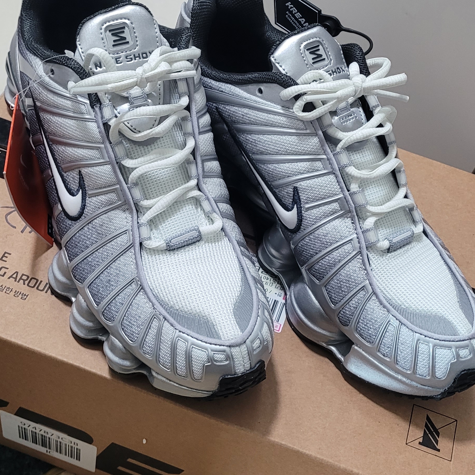 Nike Shox TL Metallic Silver Wolf Grey 착용 스타일 - 2