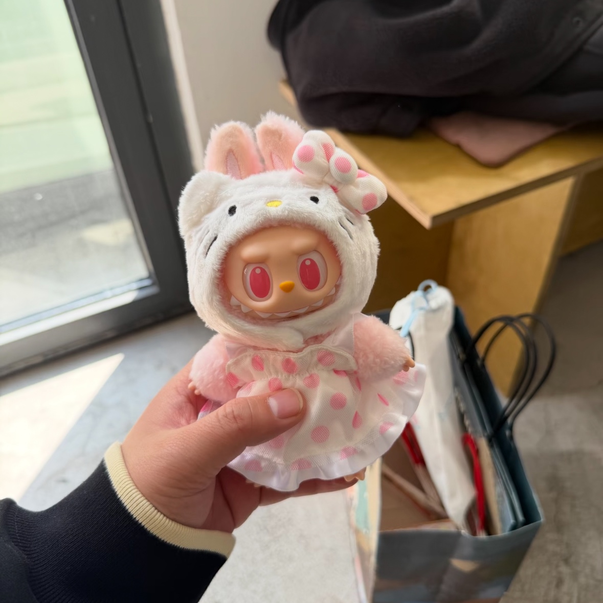 Pop Mart Labubu The Monsters x Hello Kitty And Friends Series Plush Pendant Hello Kitty (Opened Case) 착용 스타일