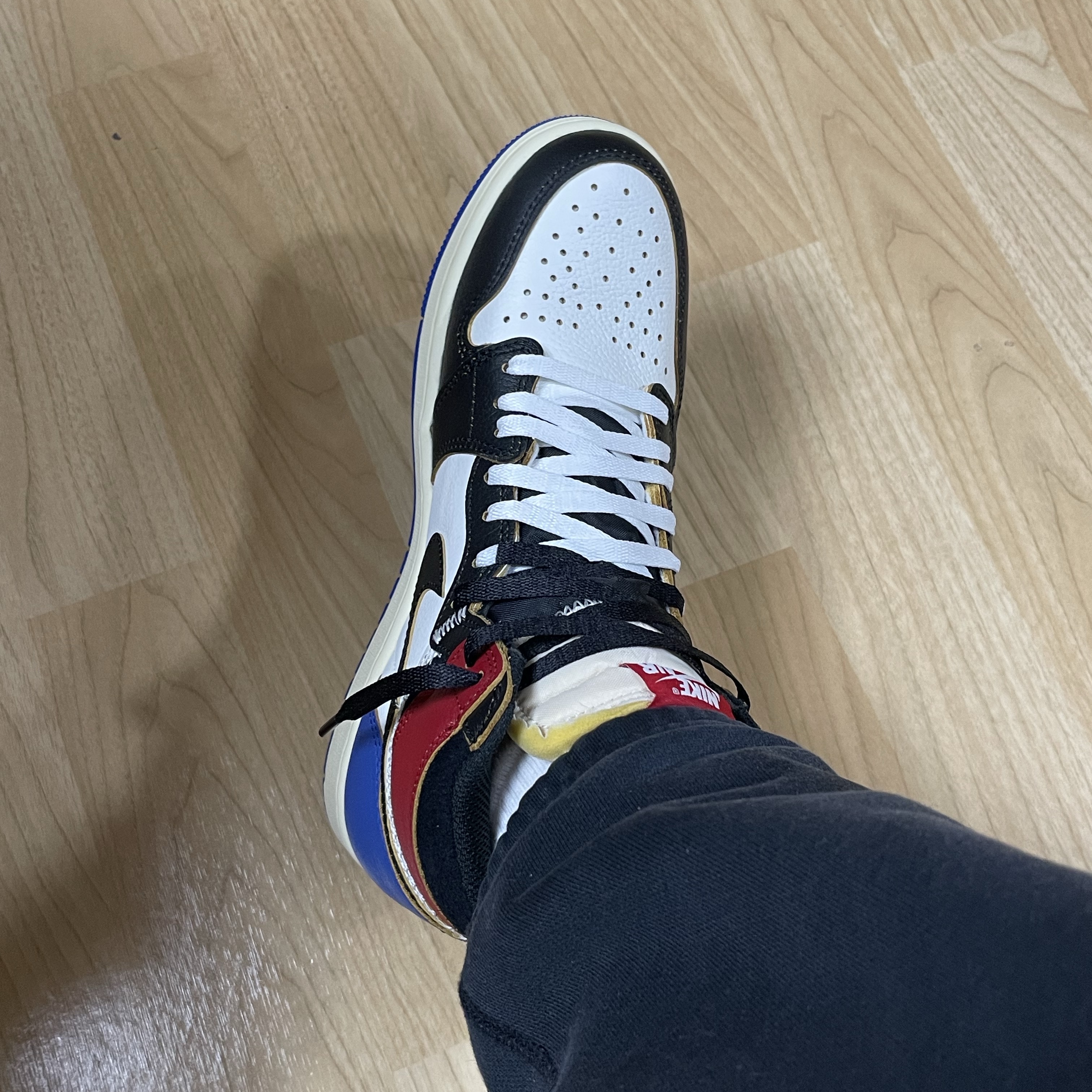 Jordan 1 x Fragment x Union LA Black and Varsity Red 착용 스타일 - 2