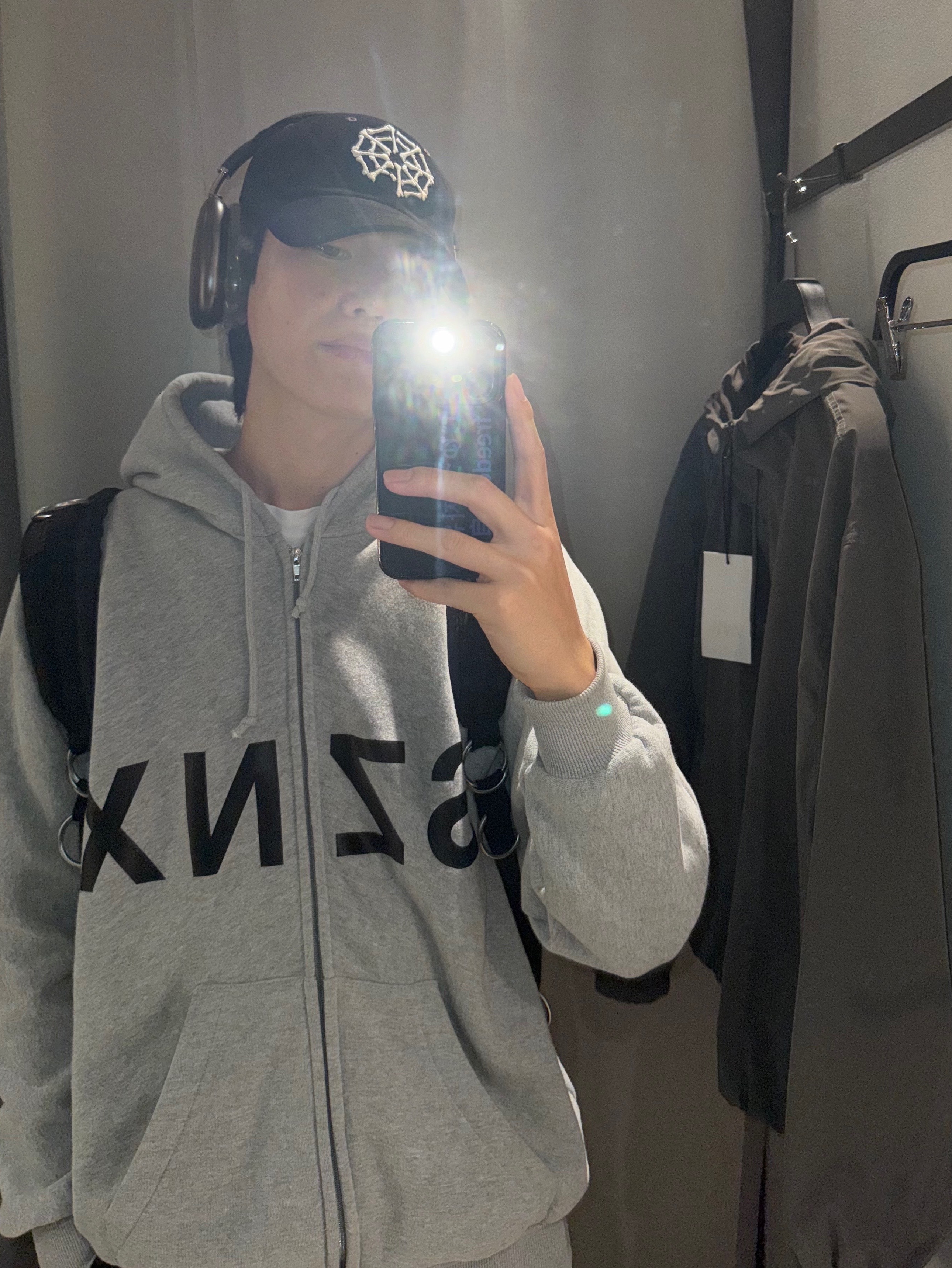 Yeezy HD-10 Grey - Korea Limited, Apple AirPods Max Lightning Space Gray (Korean Ver.) 착용 스타일 - 2