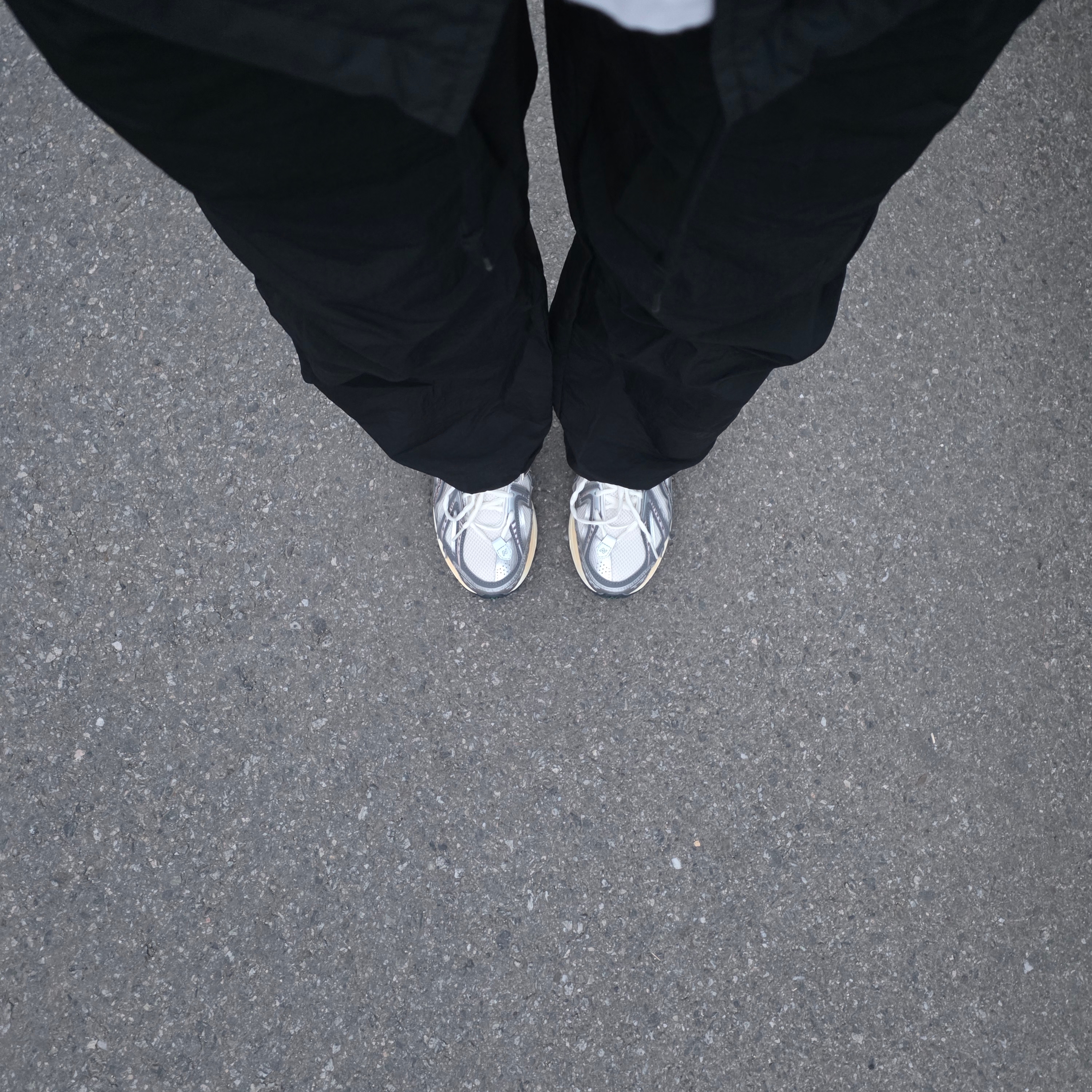 New Balance 1906A Silver Metallic Castlerock 착용 스타일