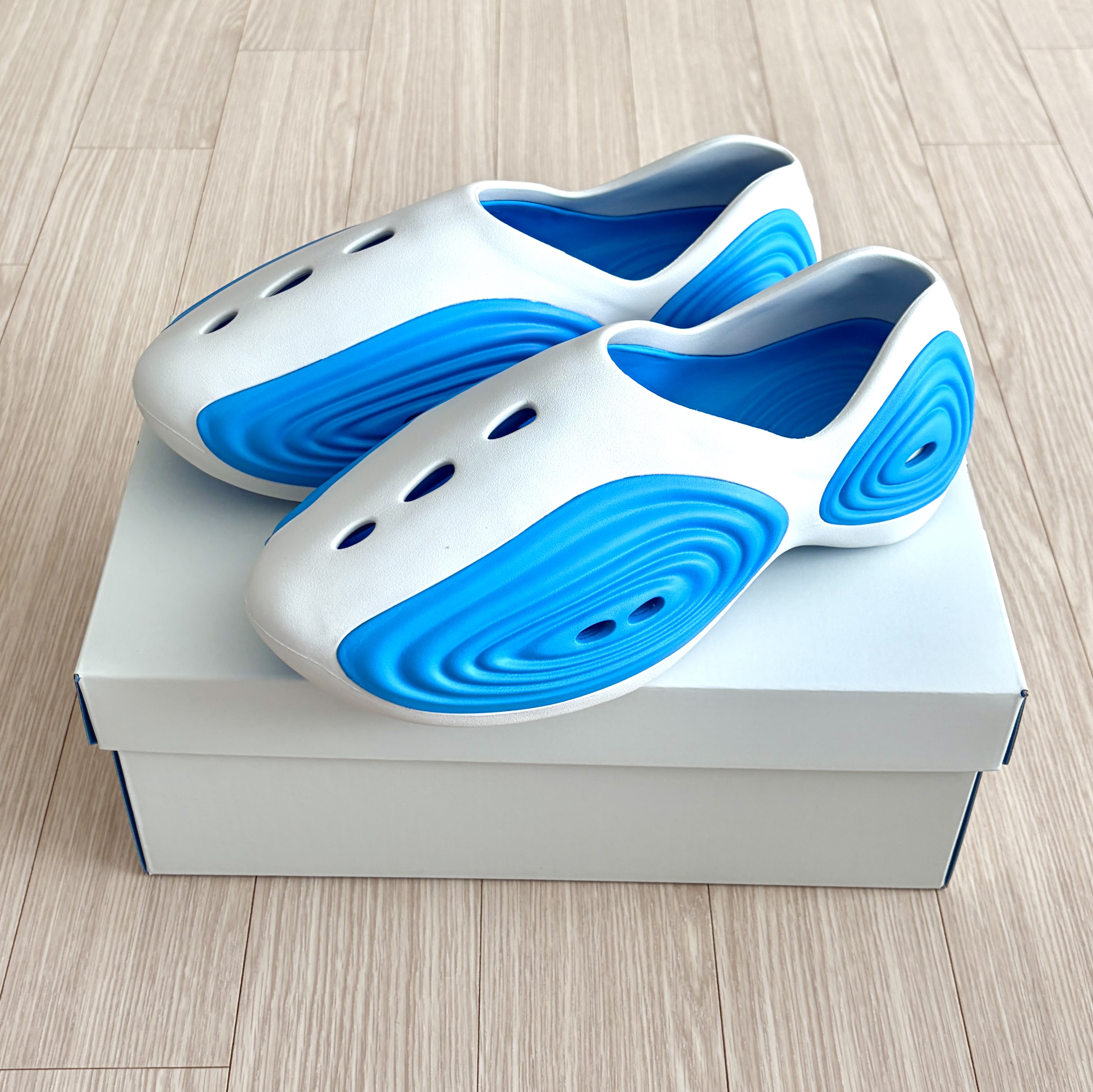 Crocs x Steven Smith Ripple Clog White Blue 착용 스타일 - 2