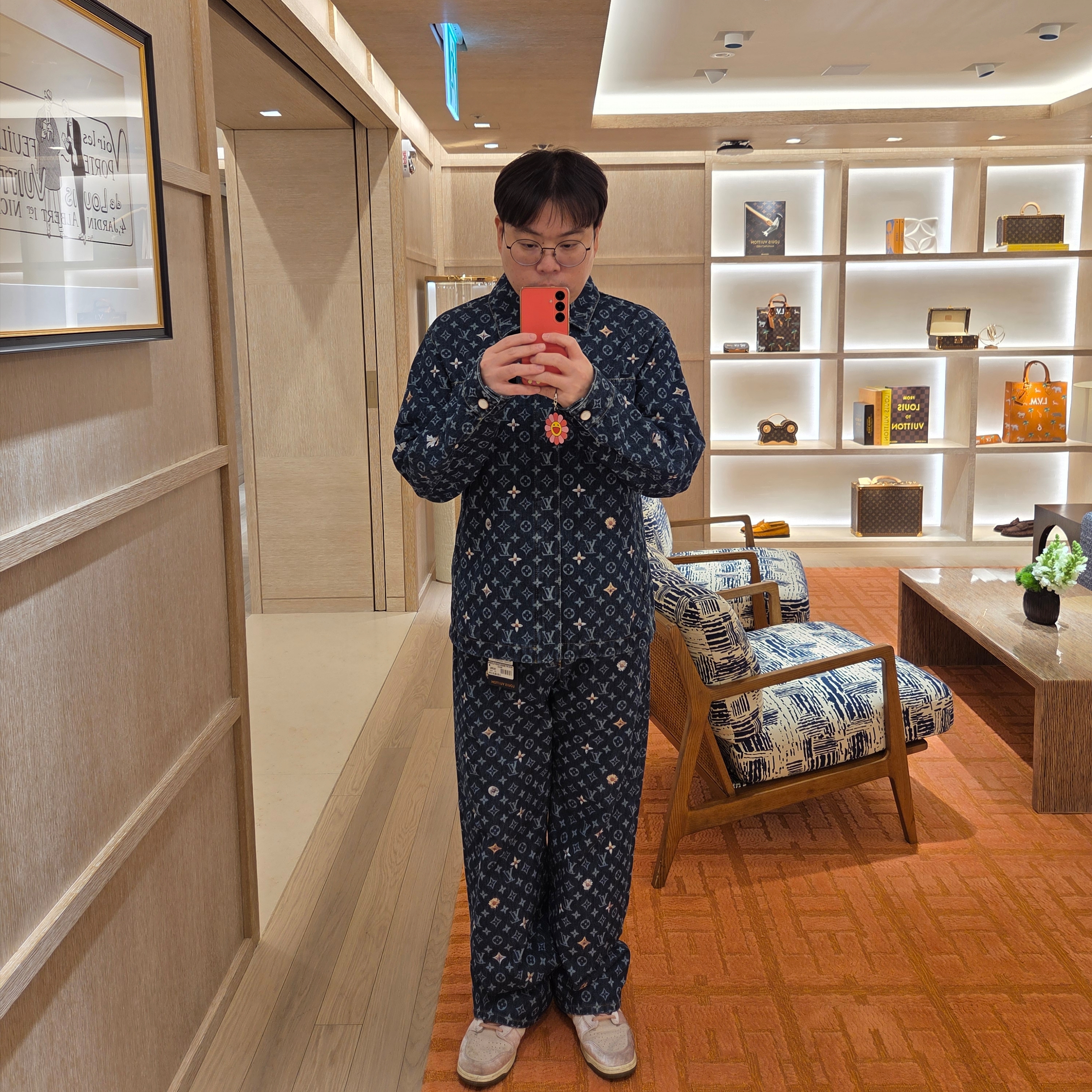 Louis Vuitton x J-Hope LV Buttersoft Sneakers Pink 착용 스타일 - 4