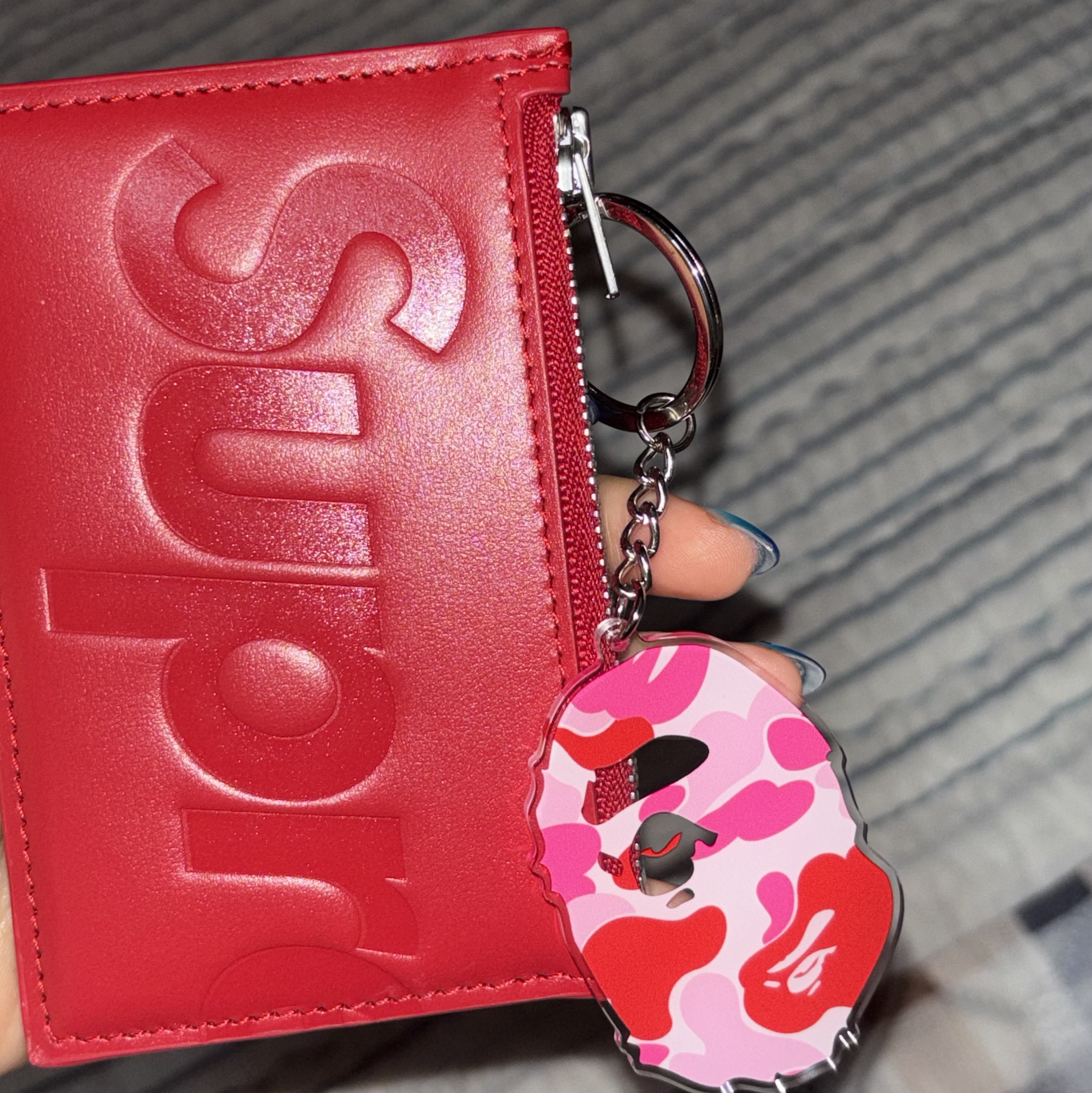 BAPE ABC Camo Ape Head Acrylic Keychain Pink, Supreme Leather Zip Card Holder Red 착용 스타일 - 1