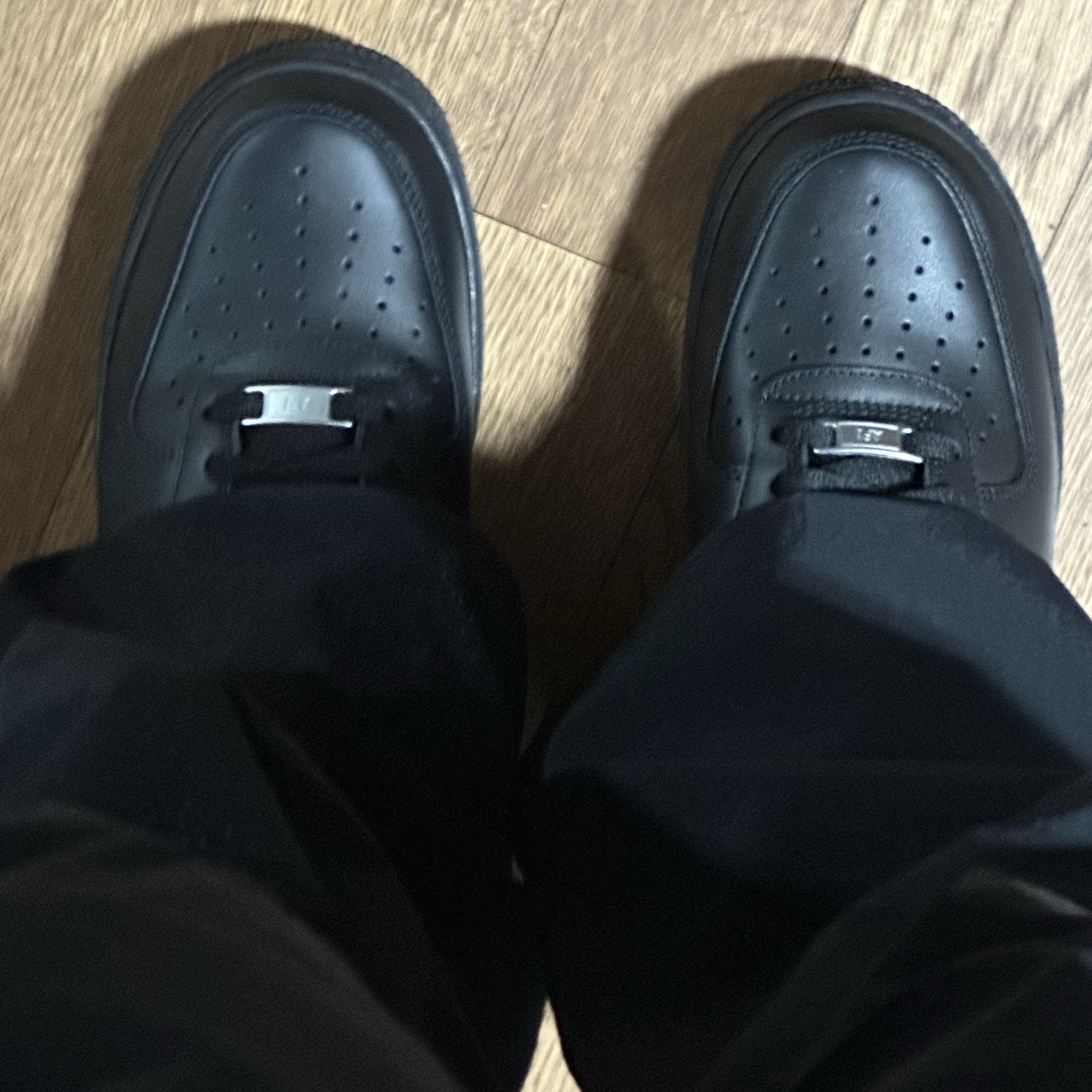 Nike Air Force 1 '07 Low Triple Black 착용 스타일