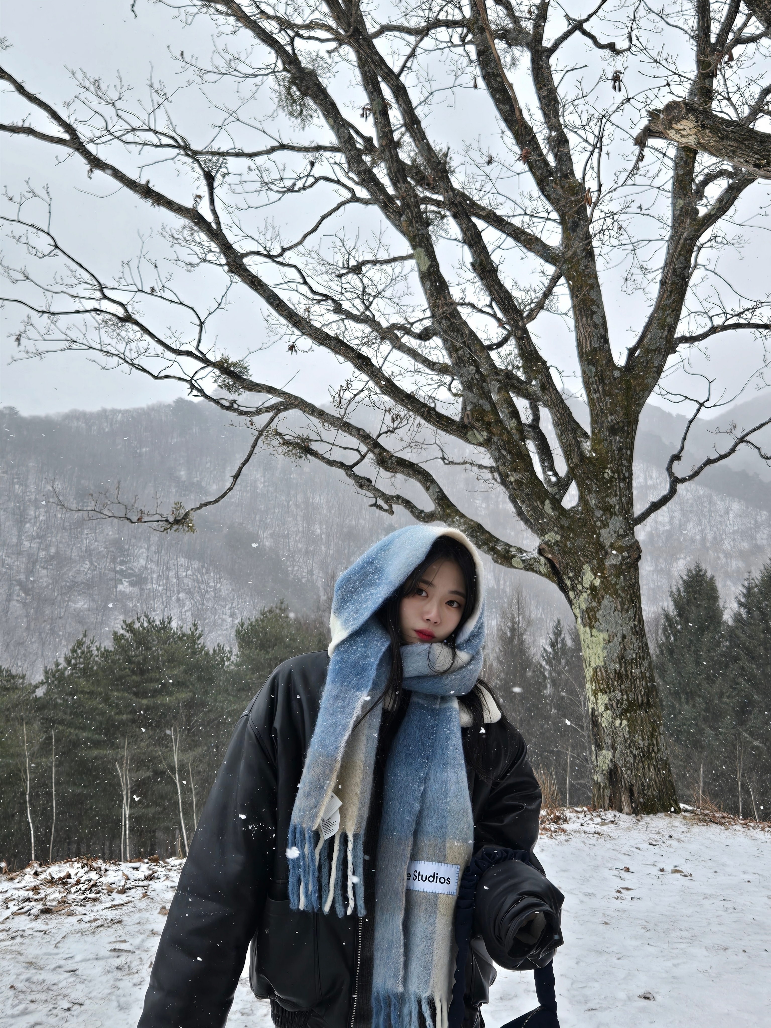 Acne Studios Mohair Check Muffler Pastel Blue Beige 착용 스타일 - 2
