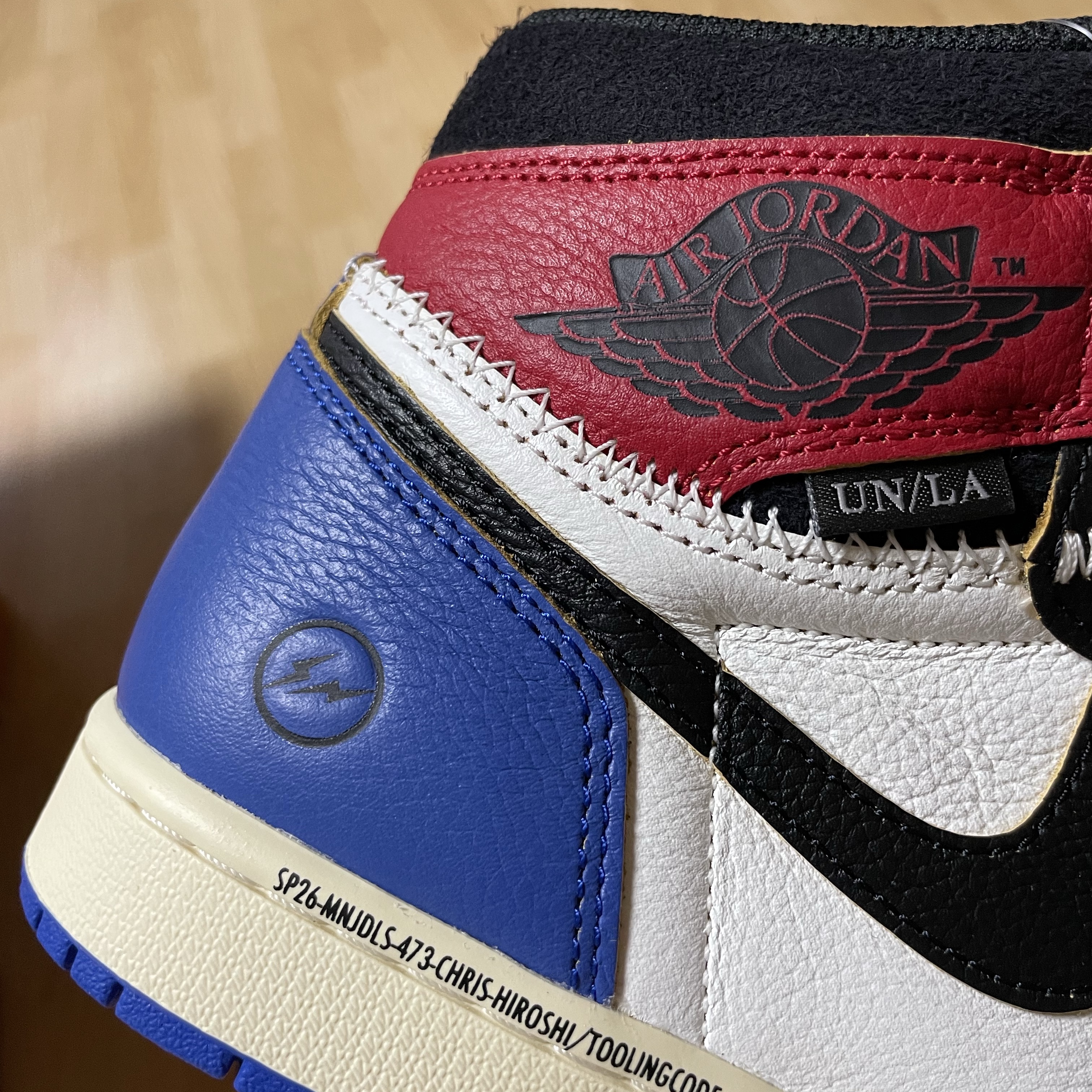 Jordan 1 x Fragment x Union LA Black and Varsity Red 착용 스타일 - 5