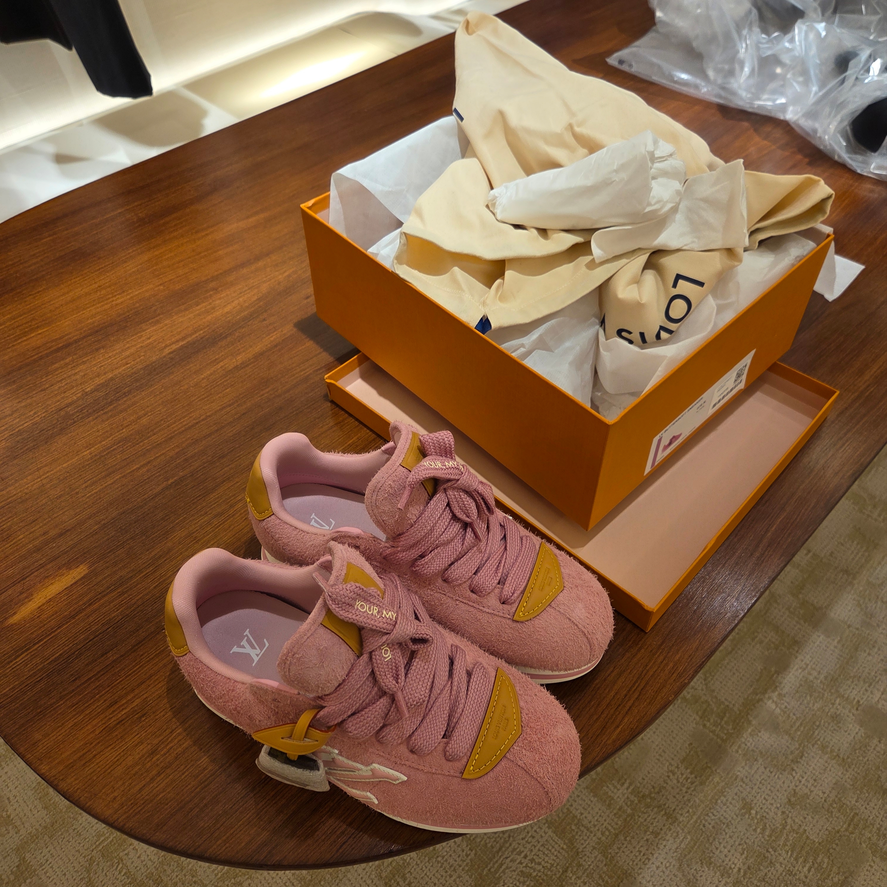 Louis Vuitton x J-Hope LV Buttersoft Sneakers Pink 착용 스타일 - 2
