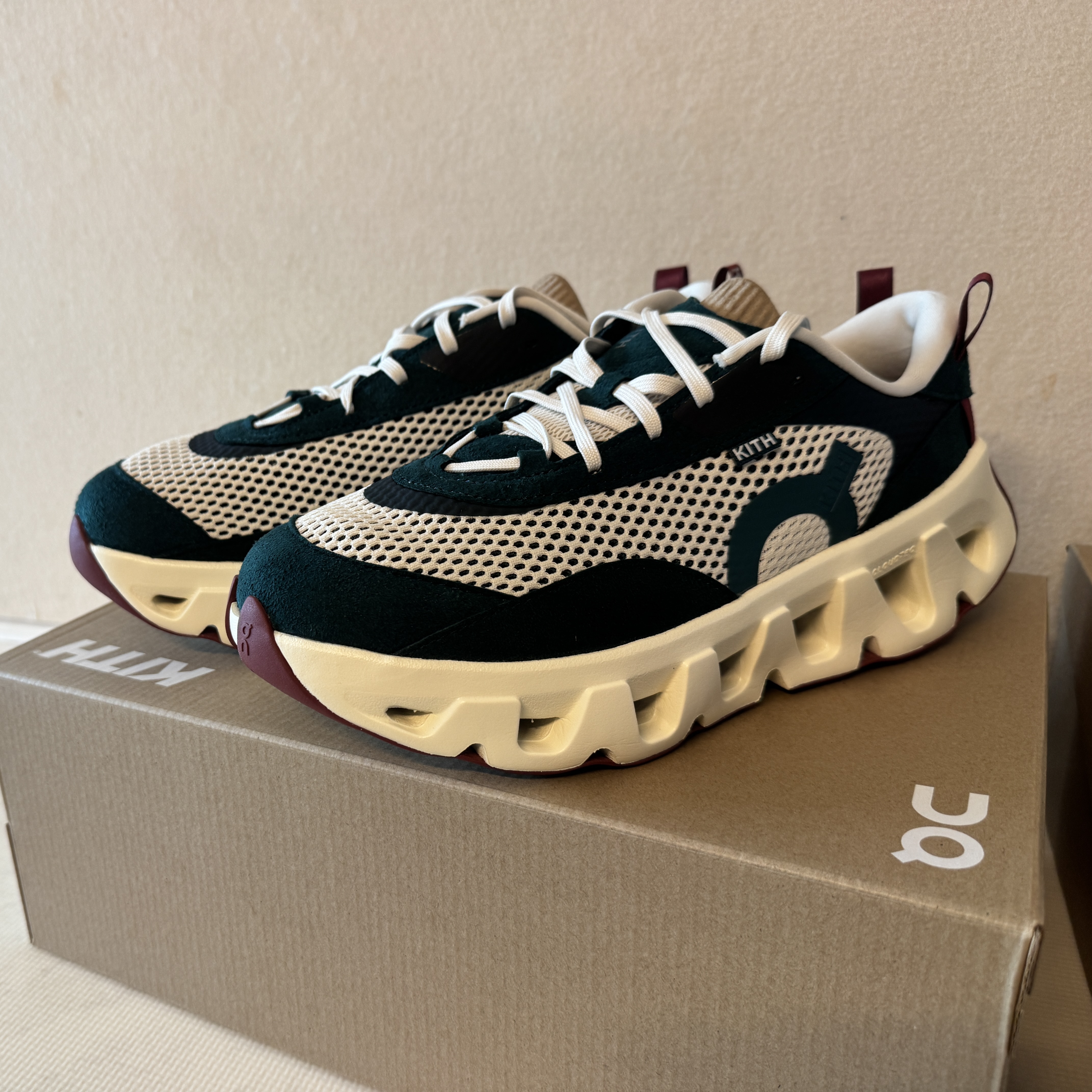 On Running x Kith K-Tech 2 Spirulina Barley 착용 스타일