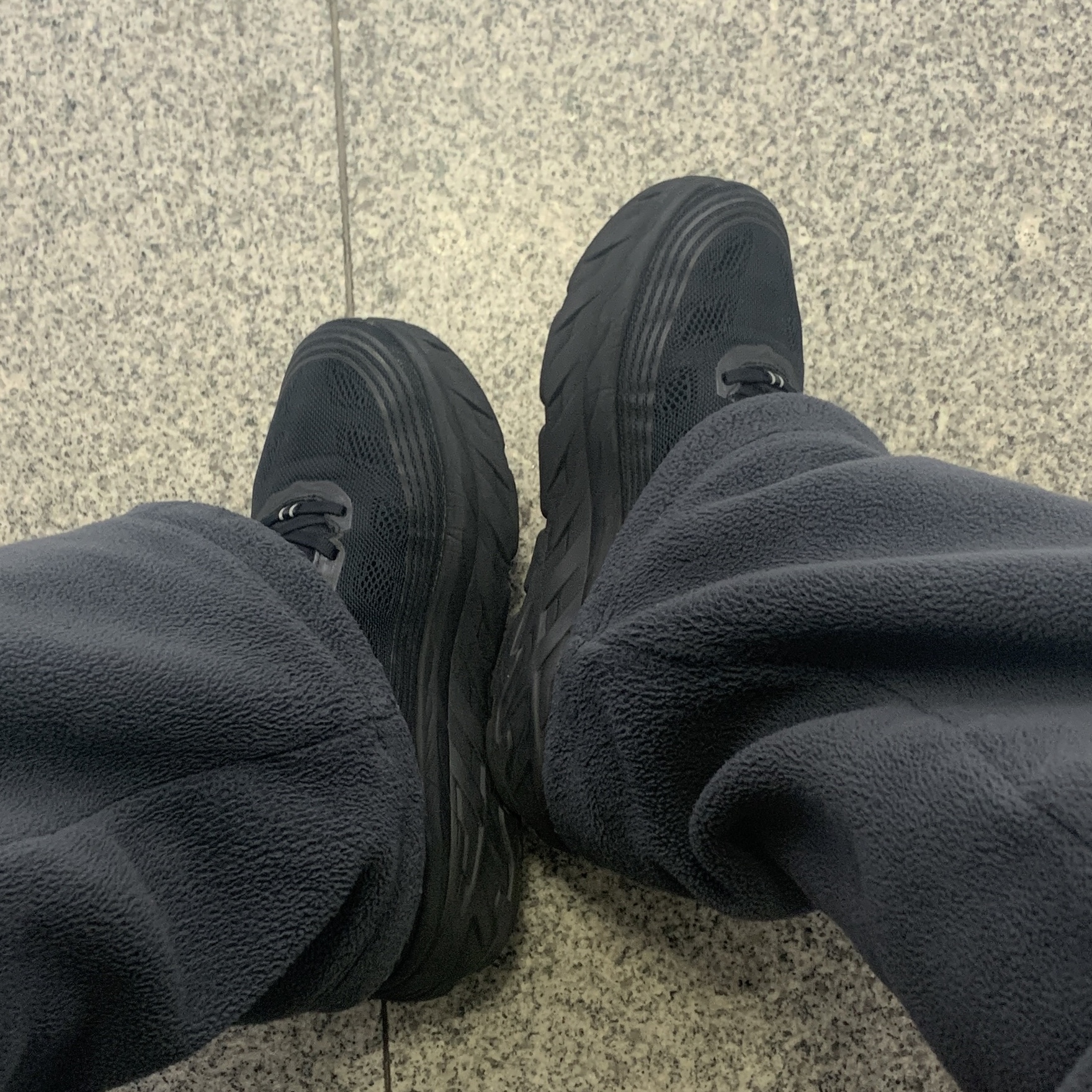 Hoka Bondi 6 Black 착용 스타일