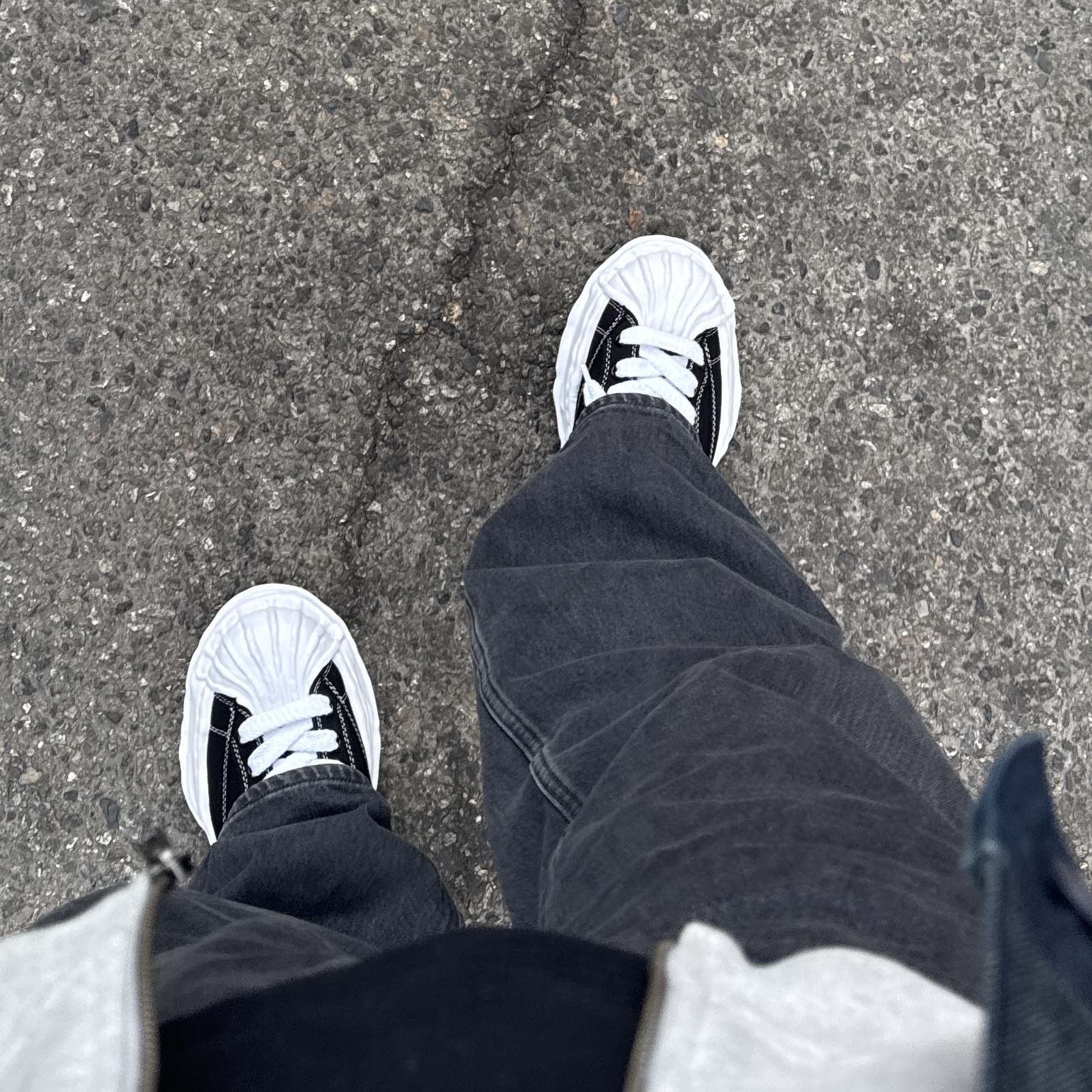 Maison Mihara Yasuhiro Blakey OG Sole Canvas Low-top Sneakers Black White 착용 스타일