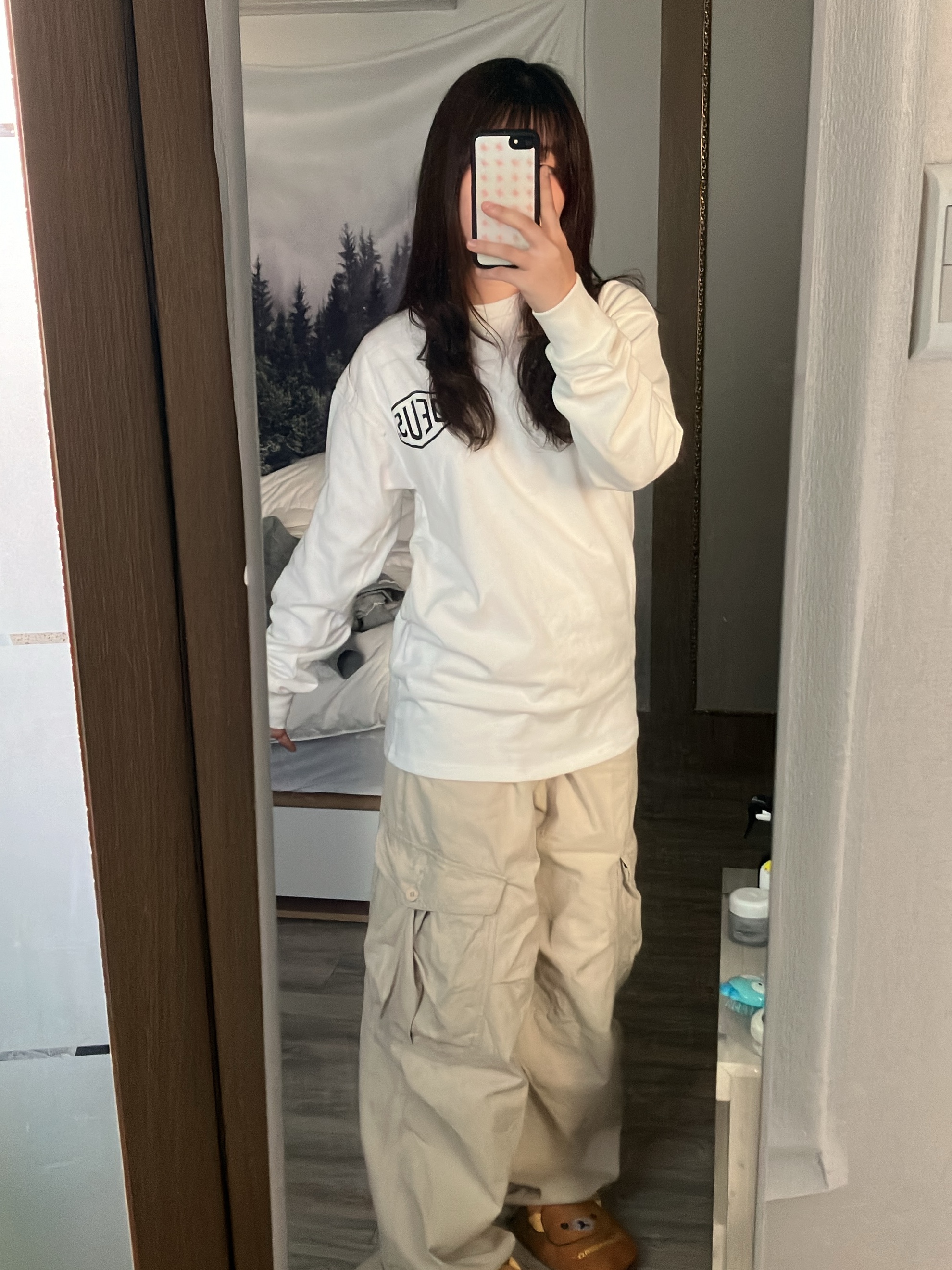 Deus Ex Machina Seoul College Long Sleeve T-Shirt White, New Balance 530 Steel Grey 착용 스타일 - 1