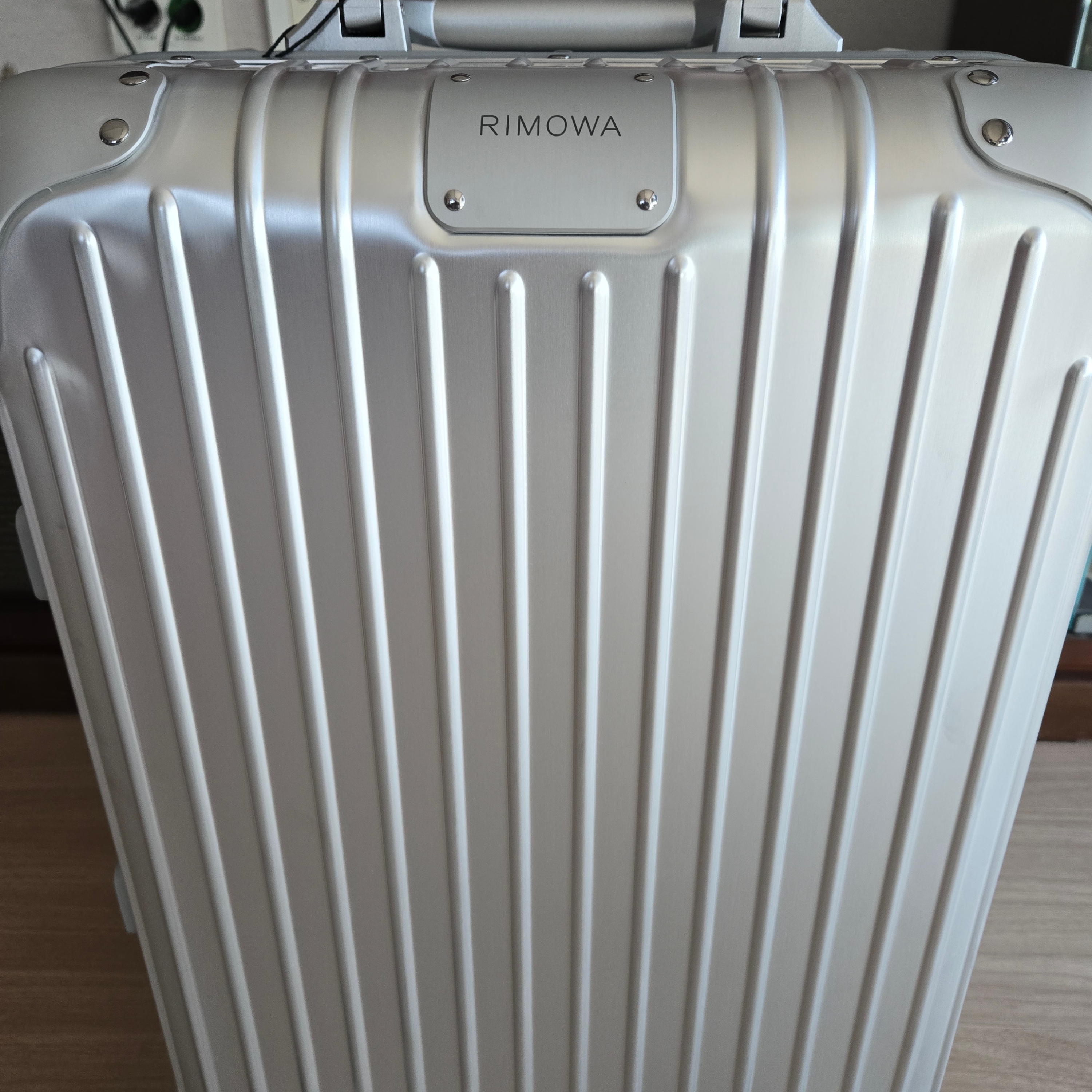 Rimowa Original Cabin Aluminium Suitcase Silver 착용 스타일