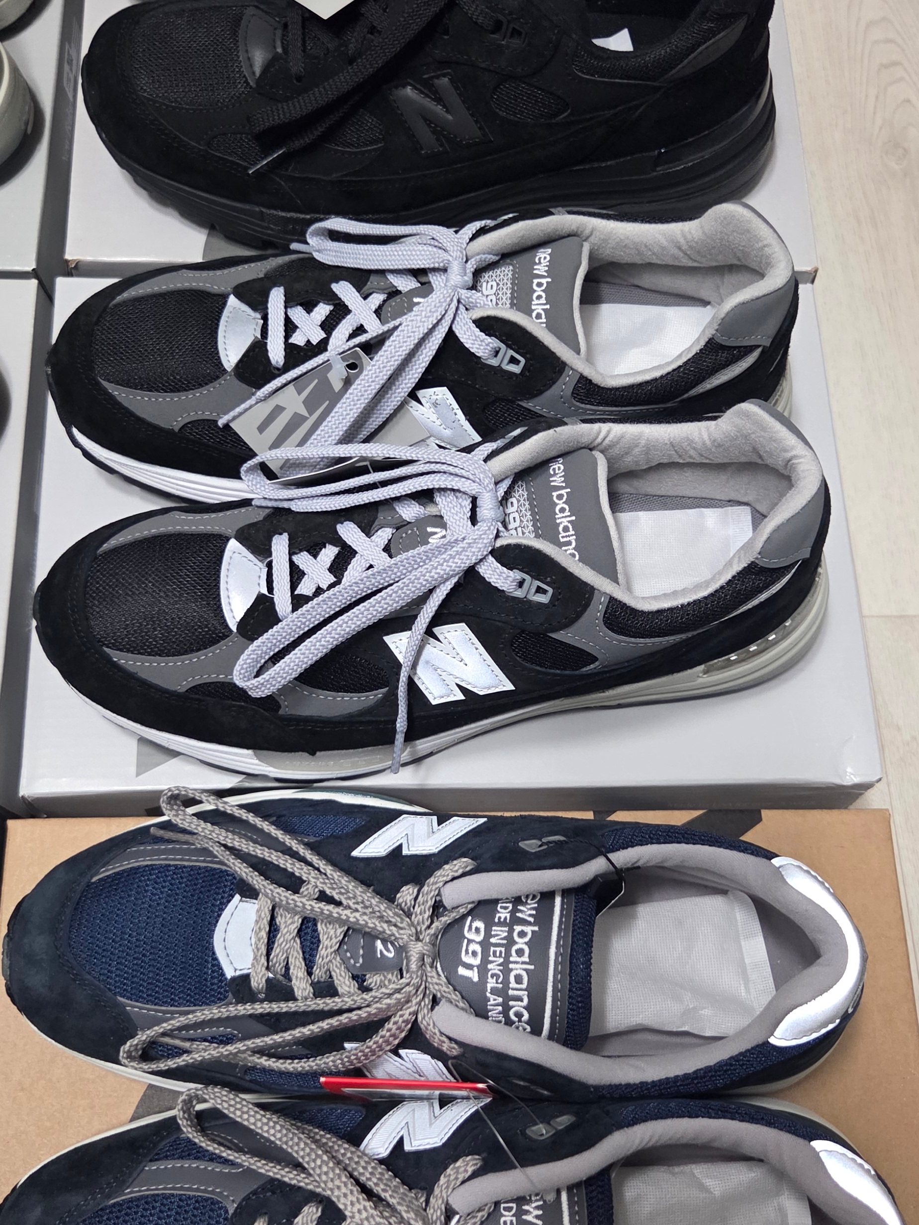 New Balance 991v2 Made in UK Total Eclipse Indian Teal, New Balance 2002R Premium Vintage Grey 착용 스타일 - 3