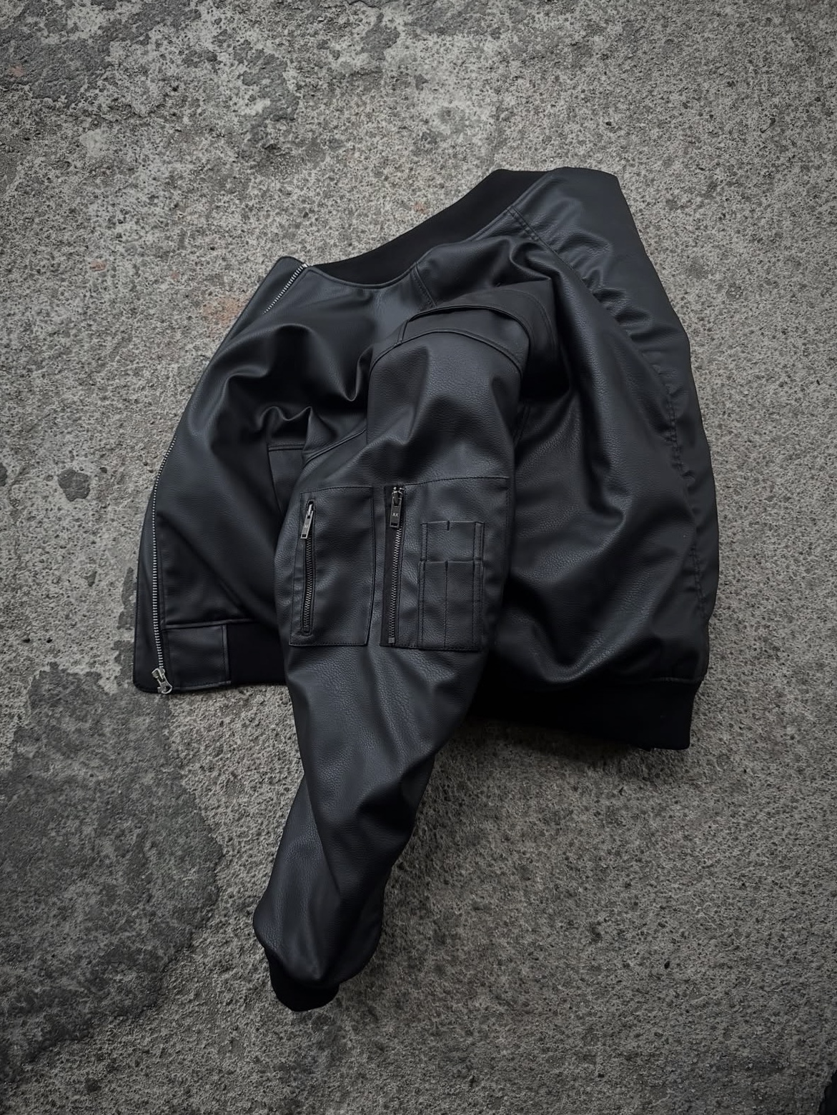 AX CONNECTION Tactical Cracked Leather  Bomber Jacket 착용 스타일