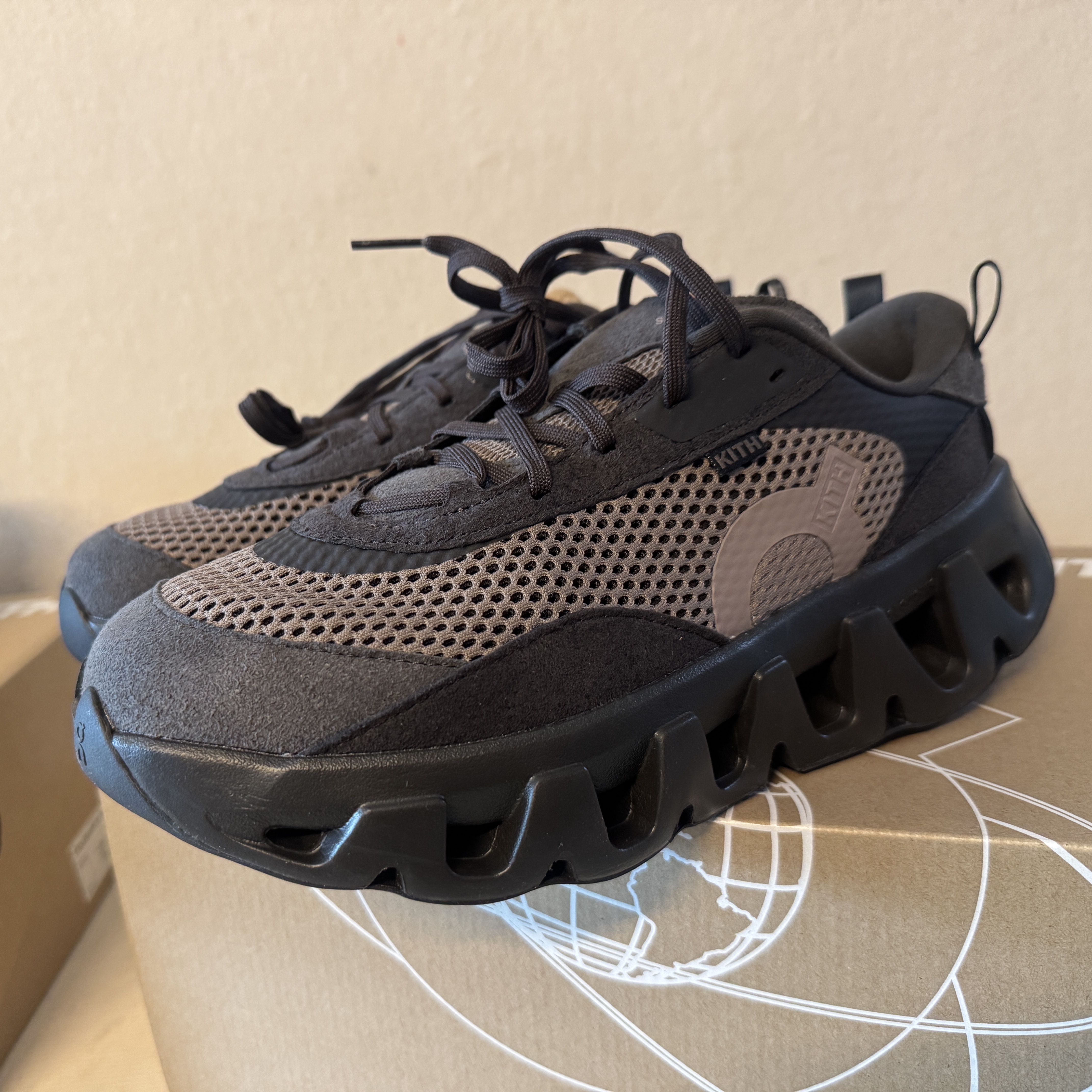 On Running x Kith K-Tech 2 Thorn Ganache 착용 스타일