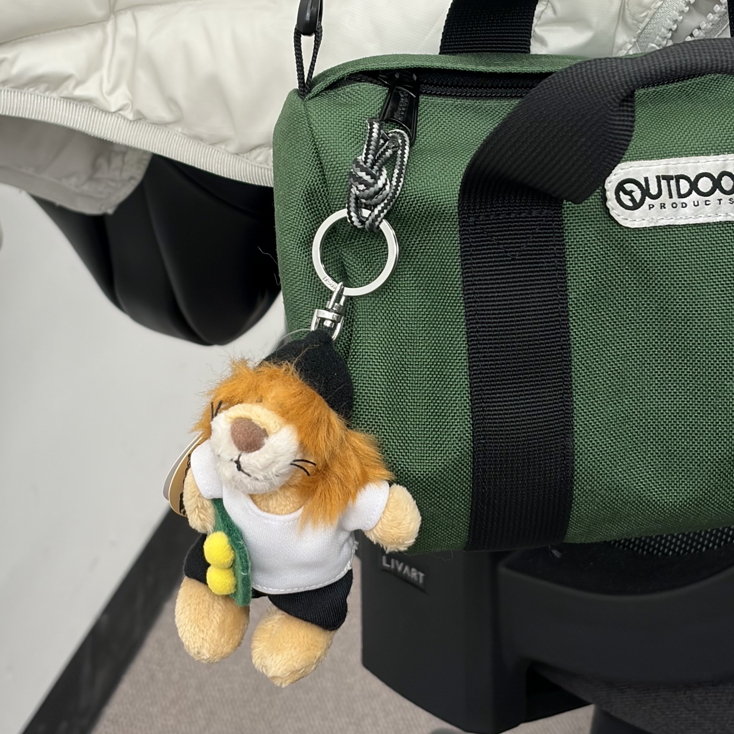 [KREAM 단독] NICI 10cm Lion with Skateboard BB 착용 스타일 - 1