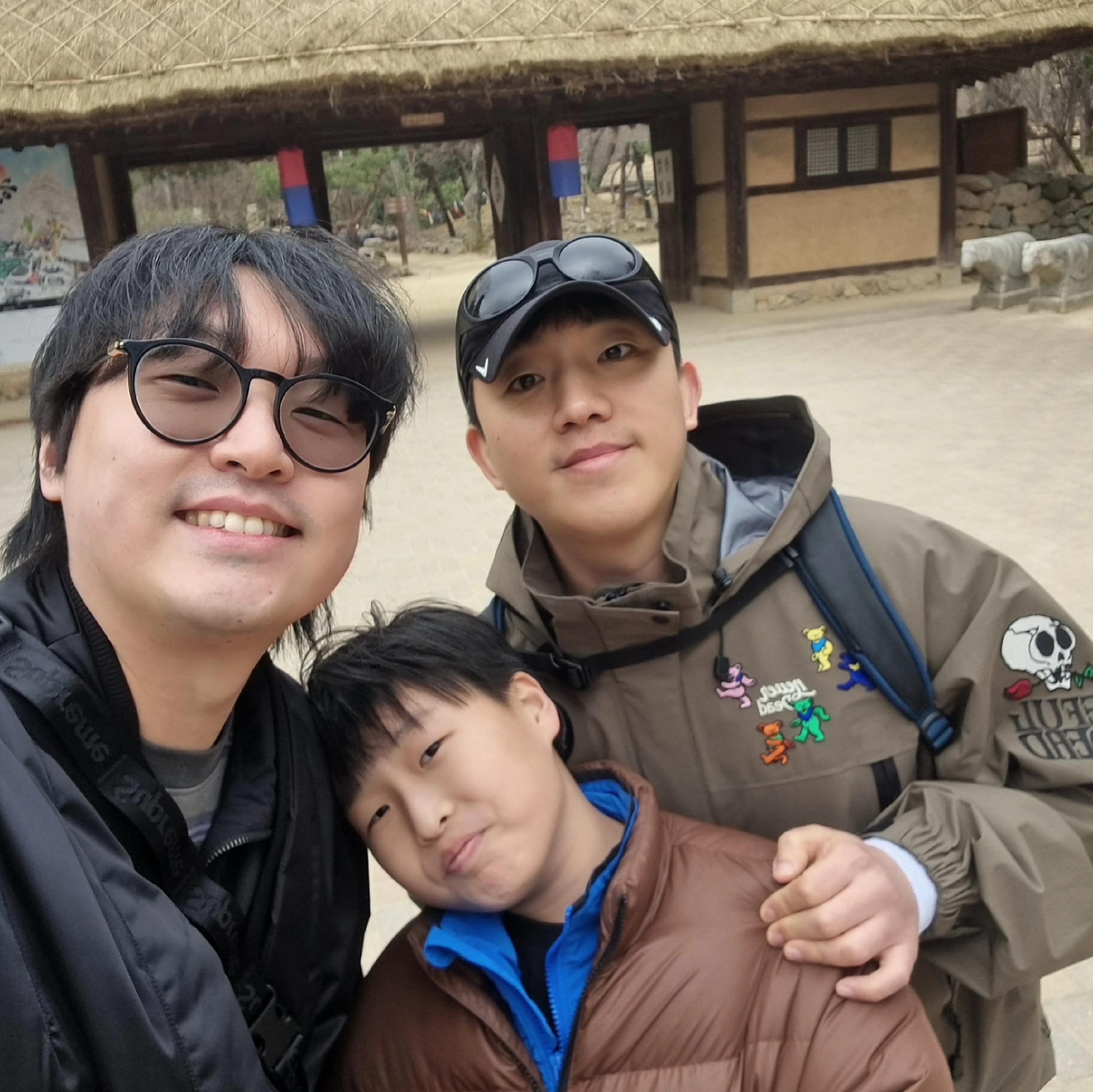 Thisisneverthat x GD Gore-Tex Windstopper 3L Iconography Jacket Mud, IAB Studio x Stranger Things HFC Crewneck Gray 착용 스타일 - 6