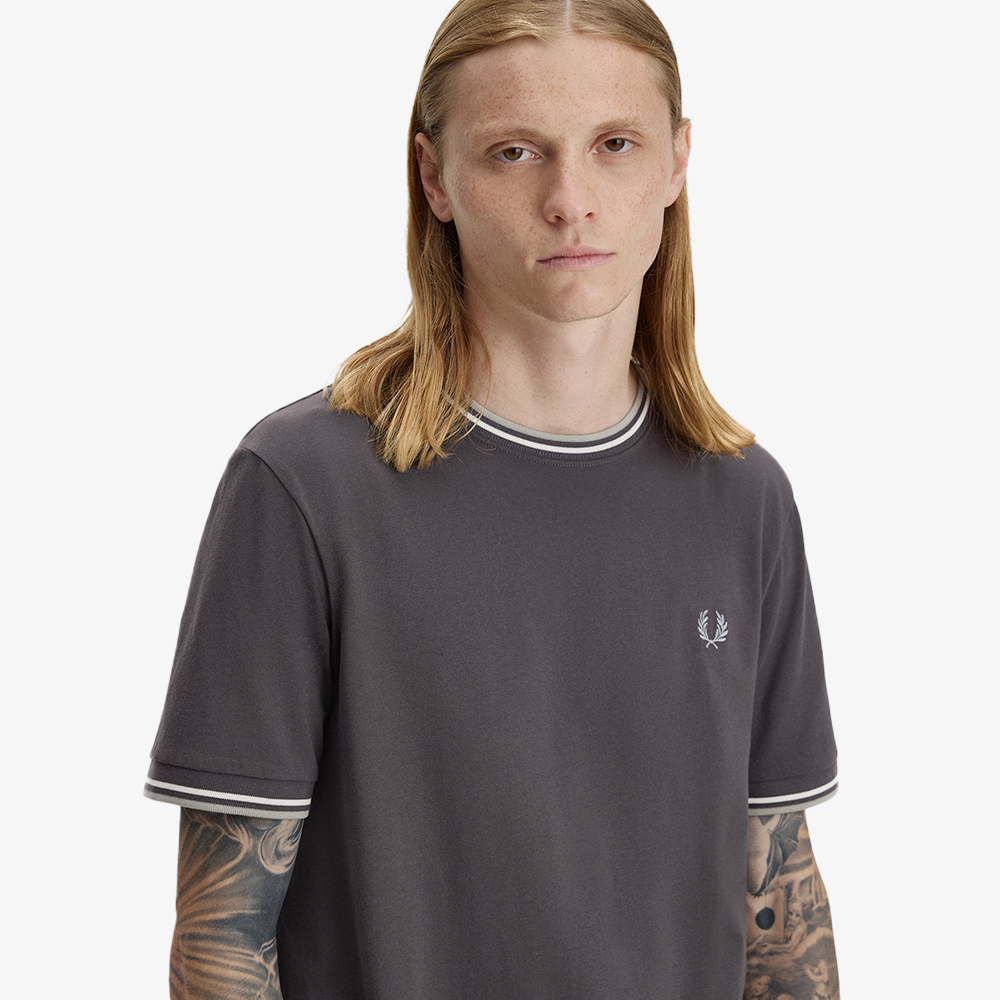 프레드페리 트윈 팁 티셔츠 앵커그레이 에크루 시그래스(Fred Perry Twin Tipped T-Shirt Anchor Grey Ecru Seagrass) - 3