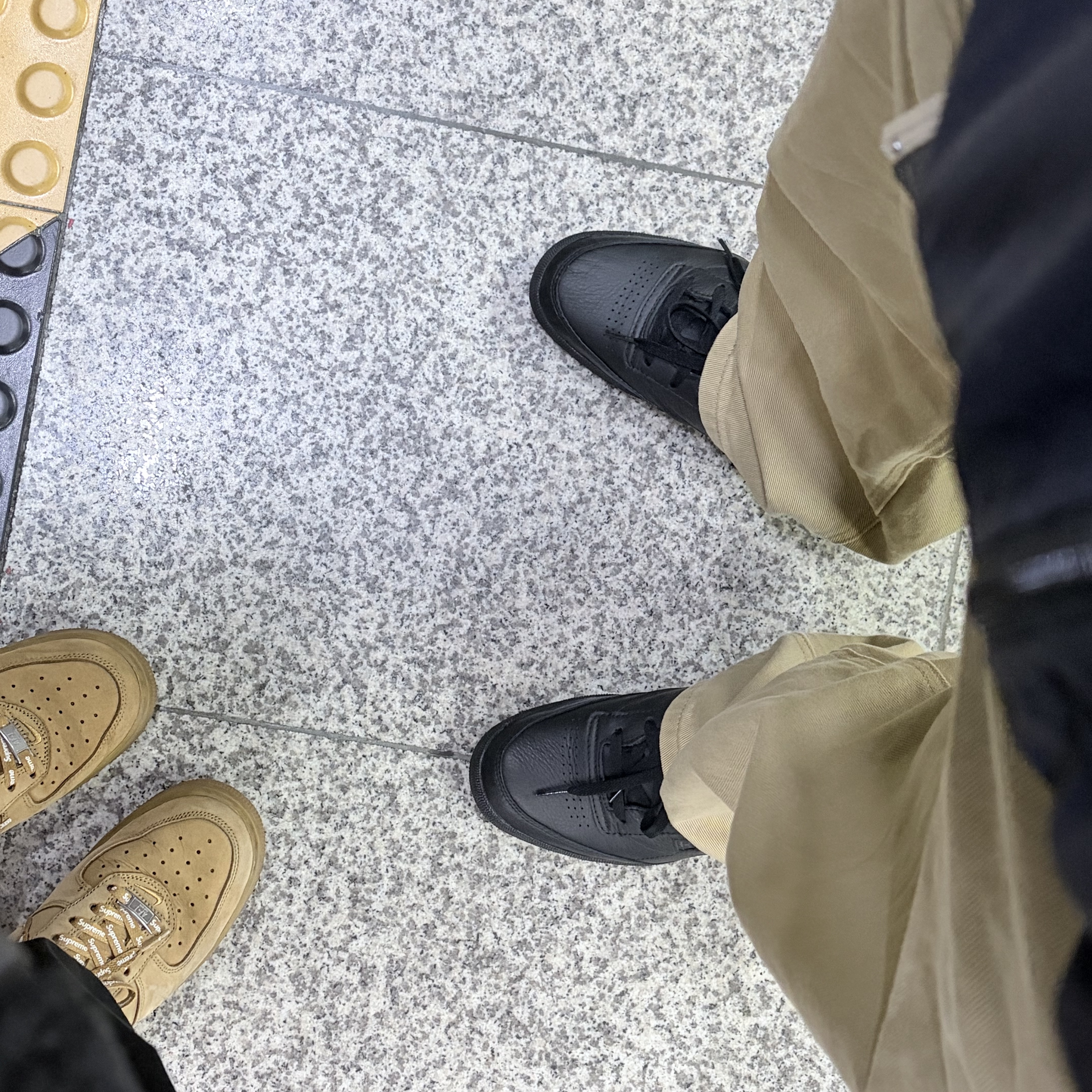 Reebok Club C 85 Black, Nike x Supreme Air Force 1 Low Flax 착용 스타일 - 1