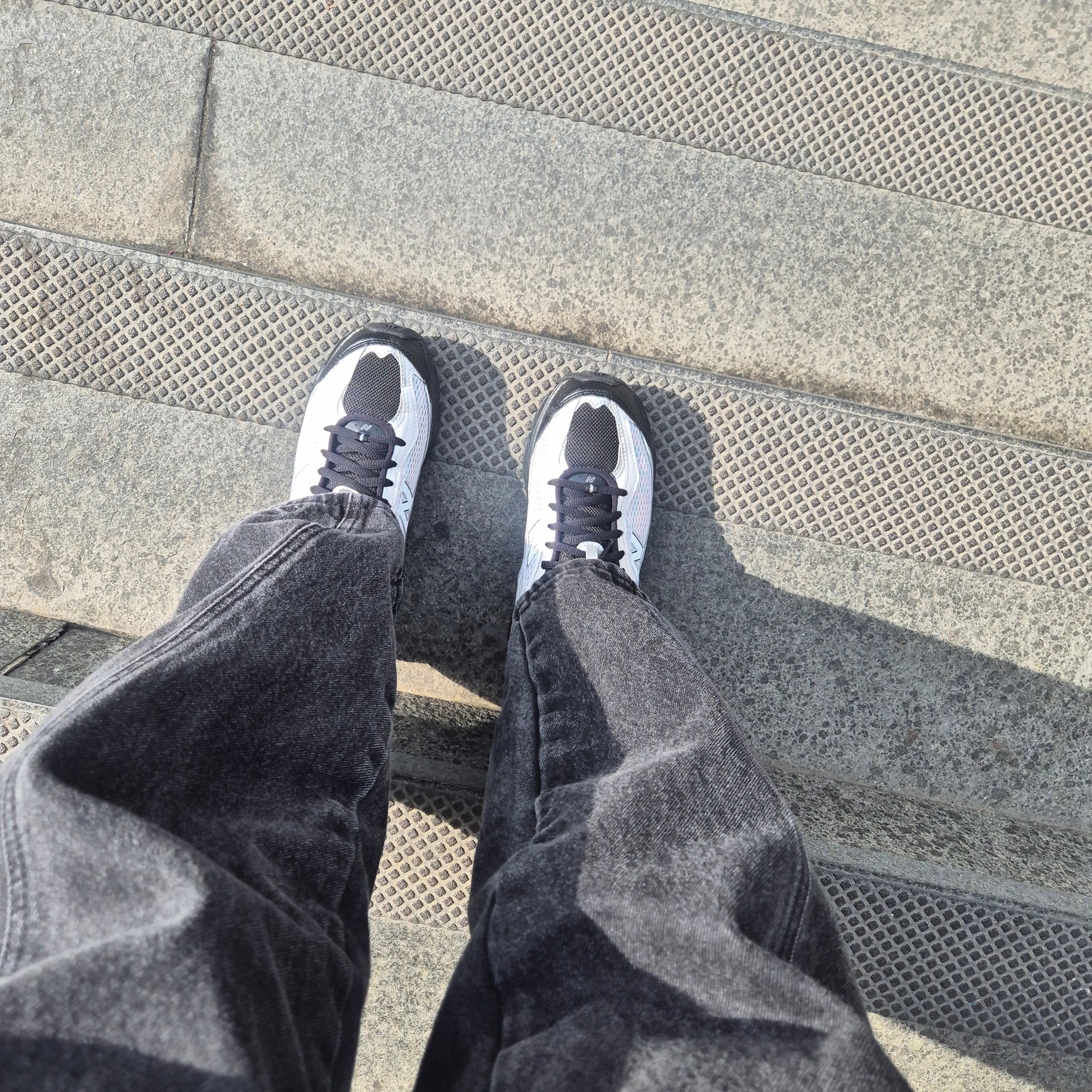 New Balance 509 Black Gray 착용 스타일 - 1