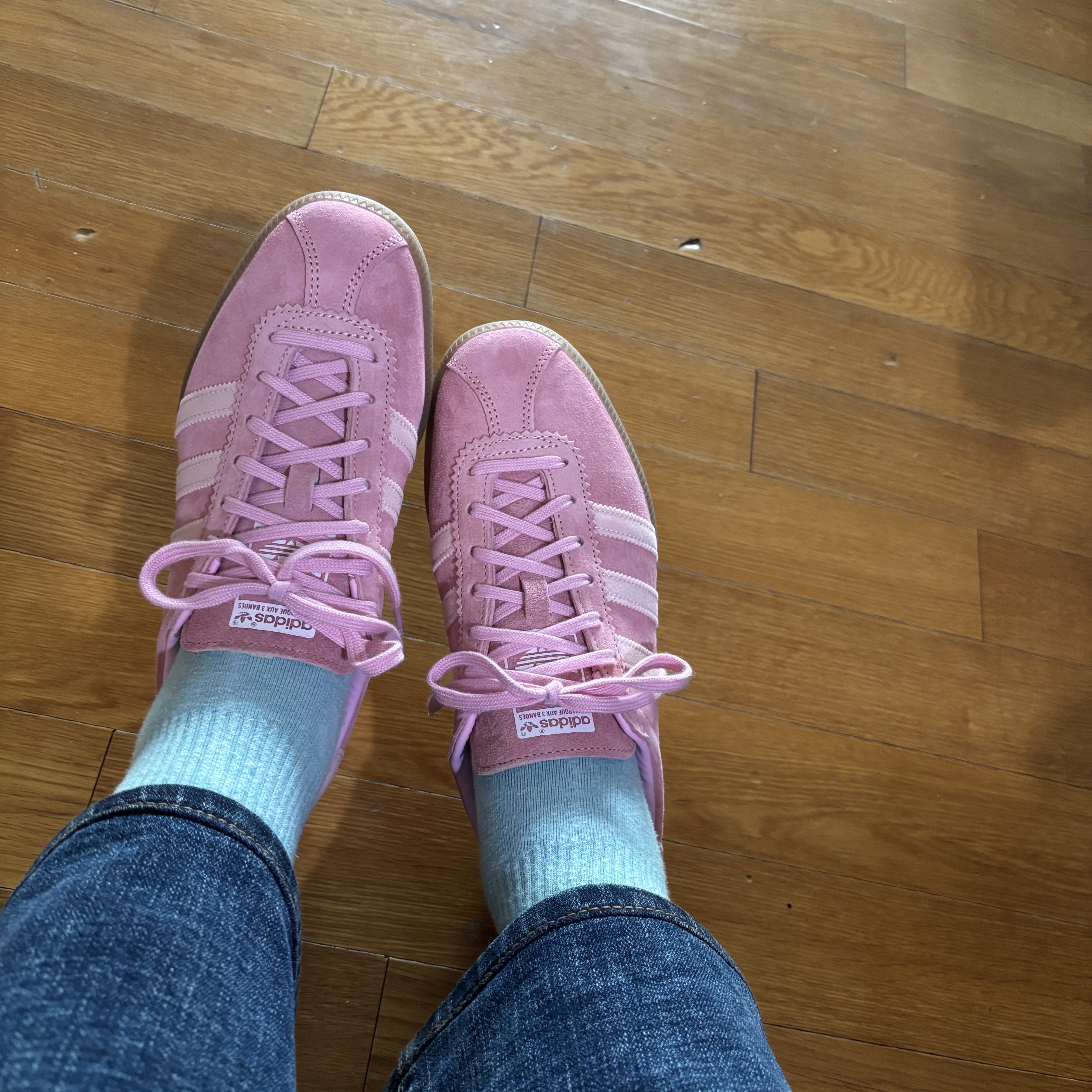 Adidas Bermuda Glow Pink 착용 스타일