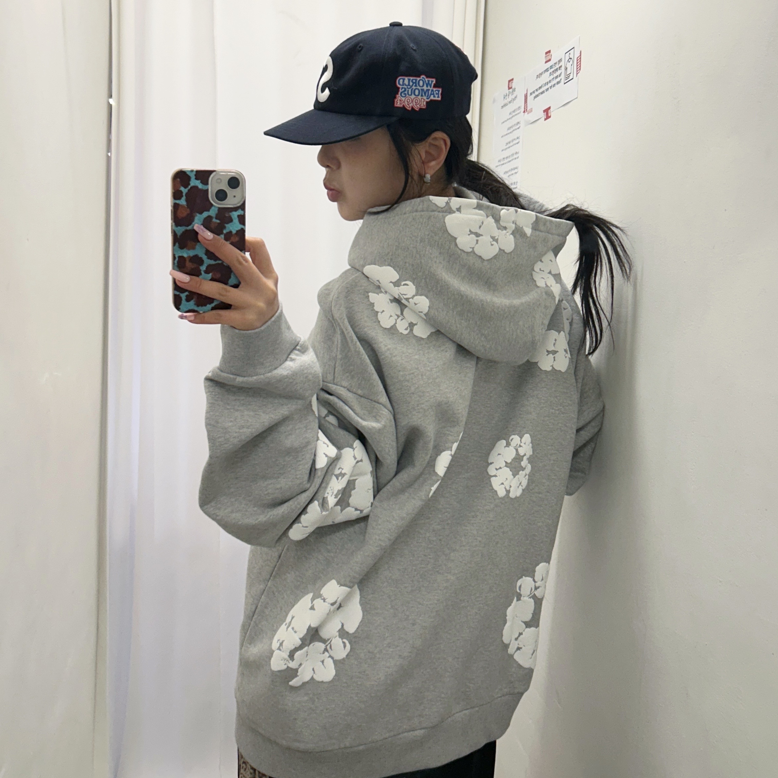 Denim Tears The Cotton Wreath Sweatshirt Grey 착용 스타일 - 2