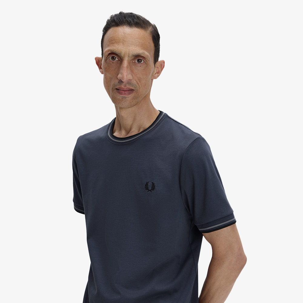 [KREAM 단독] 프레드페리 트윈 팁 티셔츠 다크에어포스 스톡포트블루 블랙([KREAM 단독] Fred Perry Twin Tipped T-Shirt Dark Airforce Stockport Blue Black) - 3