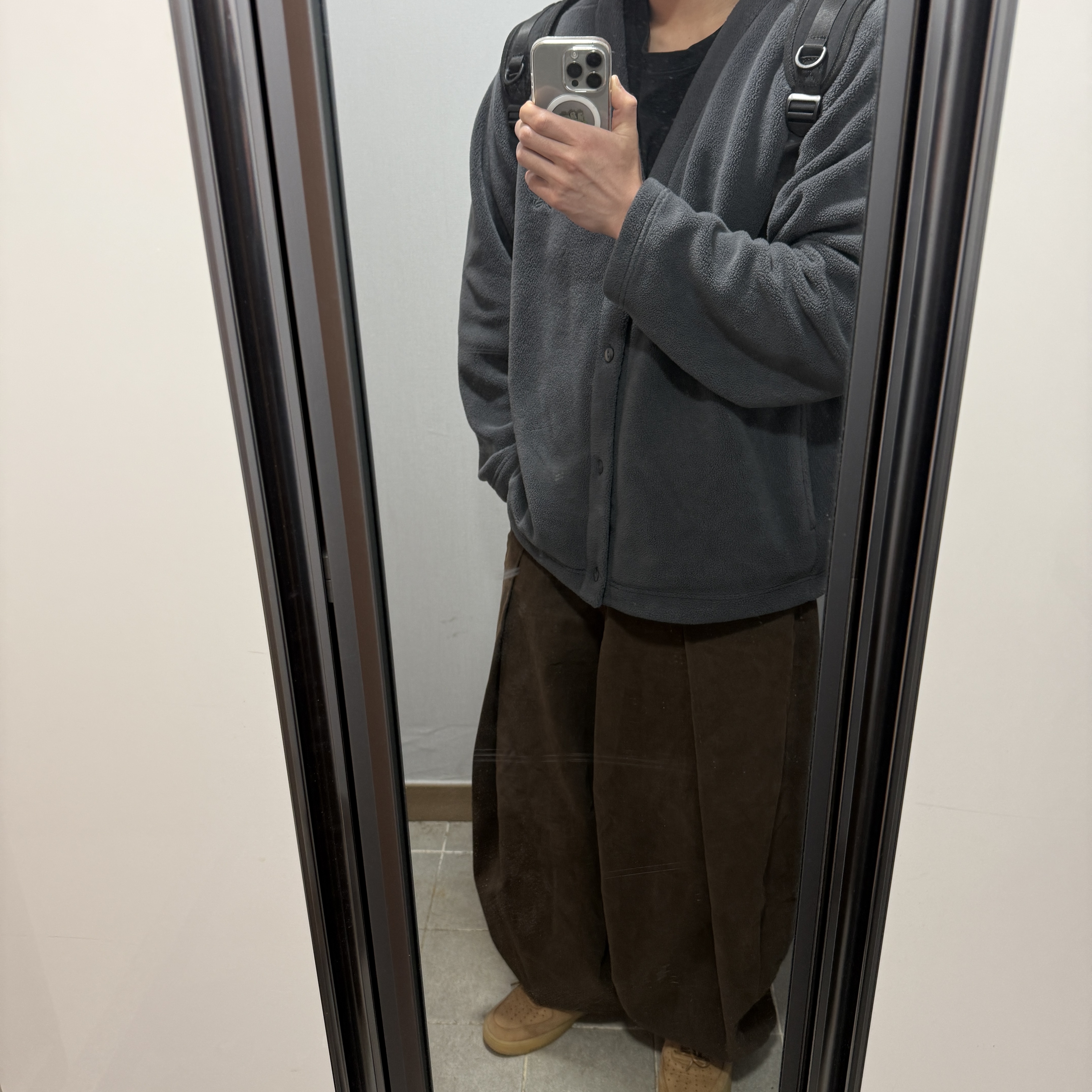 Uniqlo x Needles Fleece Oversized Cardigan Dark Gray - KR, Nike Air Force 1 '07 WB Flax 착용 스타일 - 1