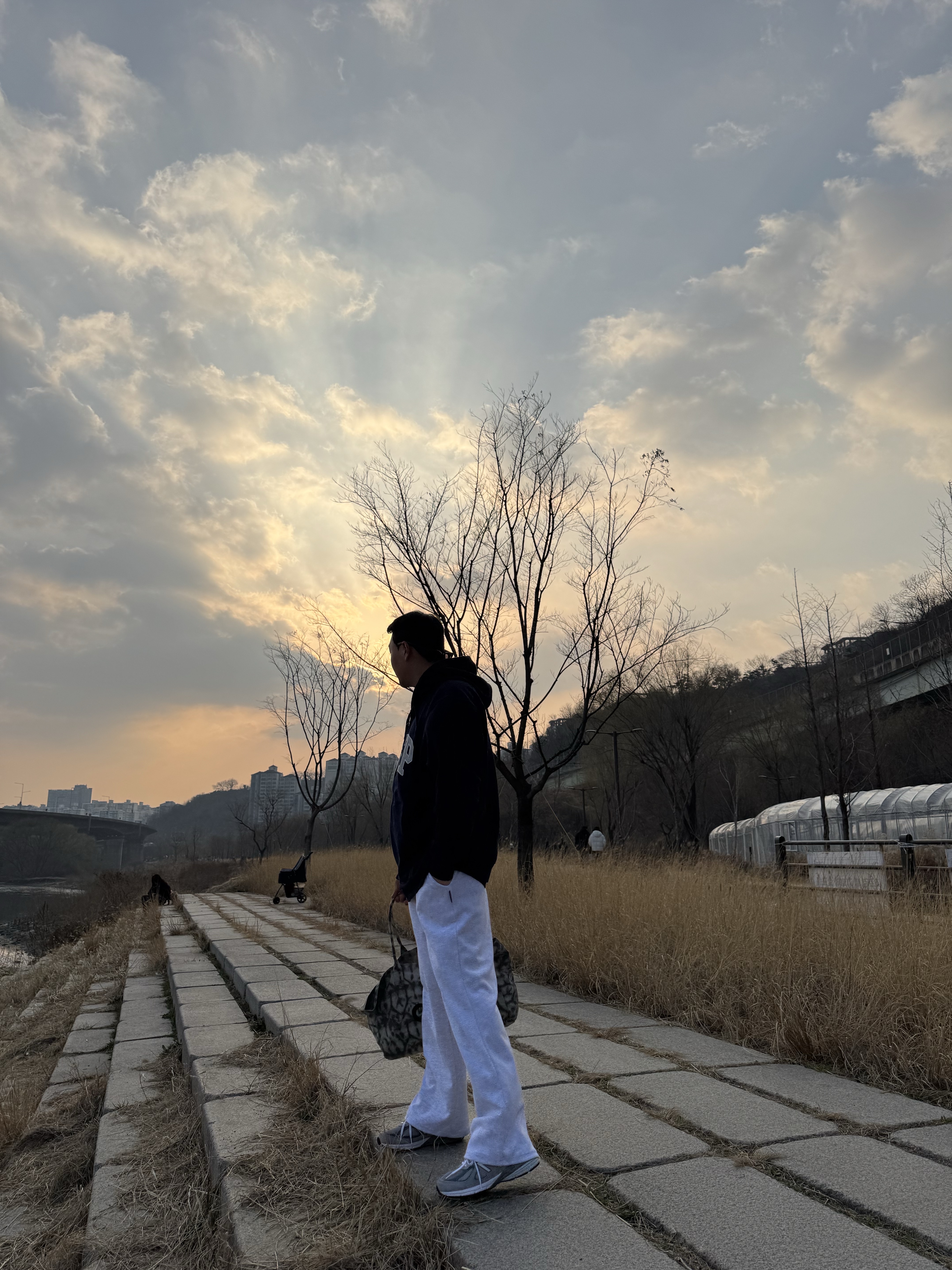Alo Yoga Iconic Shopper Tote Bag Grey Tiedye, Stussy Down Parka Micro Ripstop Phantom Black 착용 스타일 - 7