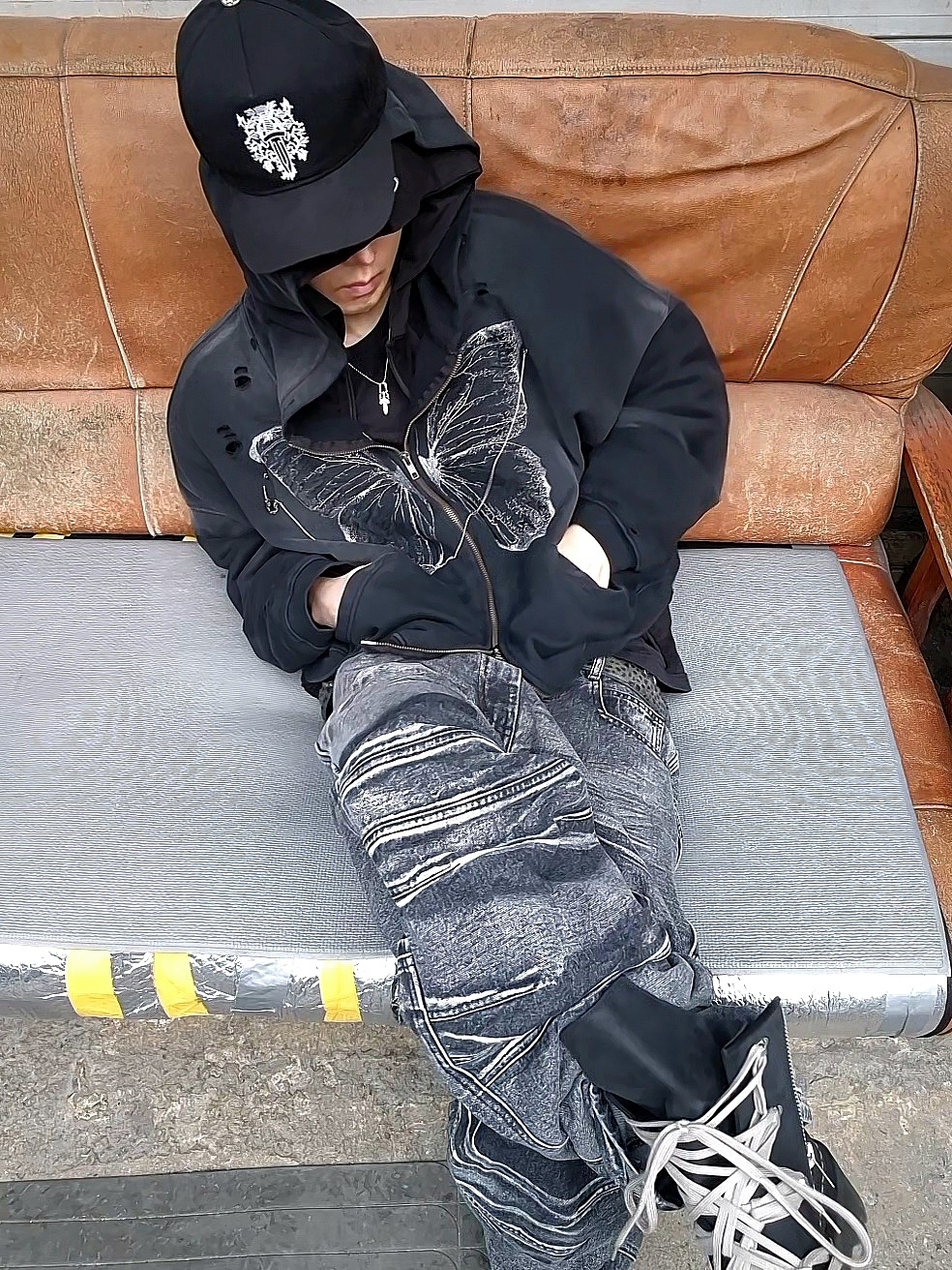 Chrome Hearts Dagger Denim Baseball Hat Black White, Dr. Martens x Rick Owens 1460 Quad Sole Mega Lace Boots Black 착용 스타일 - 1