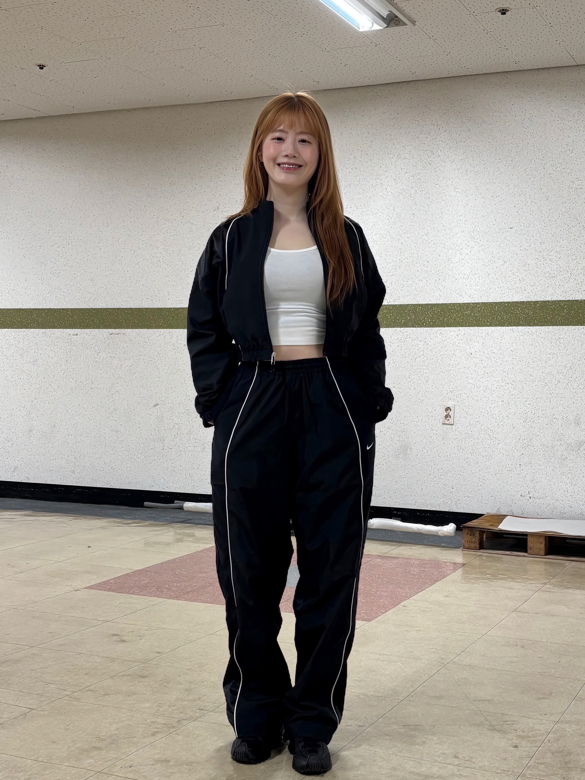 (W) Nike Shox R4 Black, (W) Nike Shrunken Tracksuit Jacket Black 착용 스타일 - 2