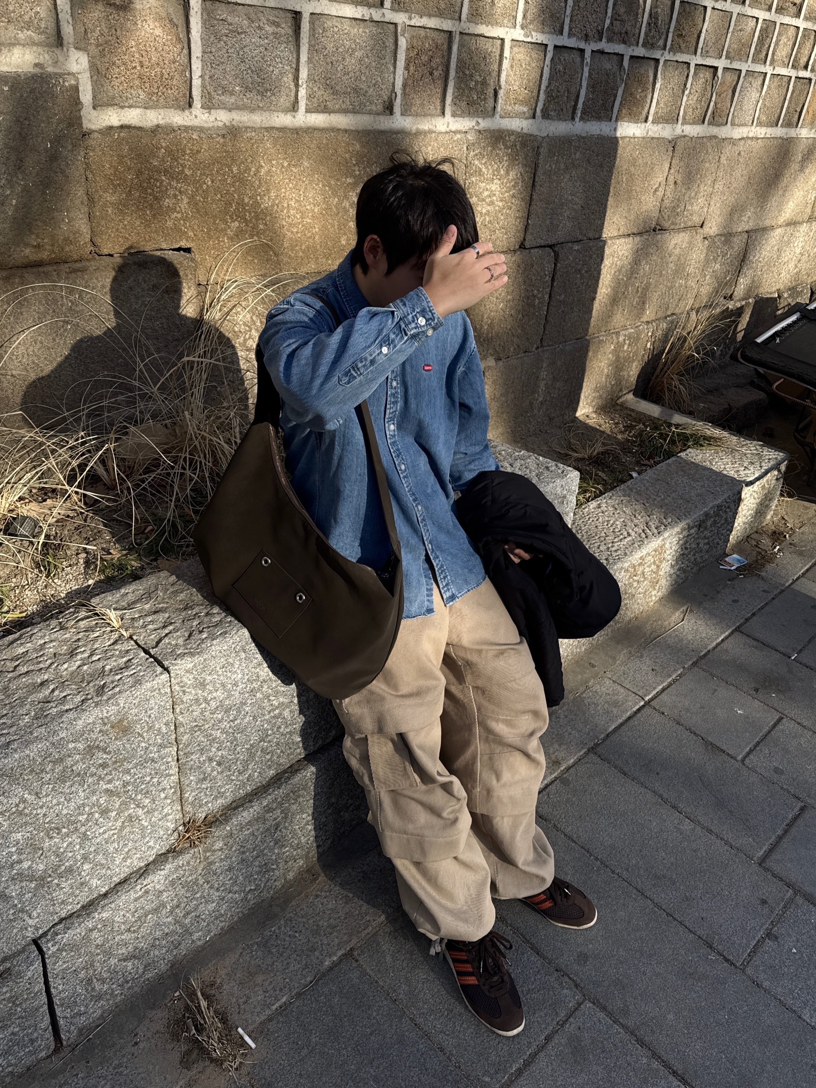 Supreme Small Box Denim Shirt Washed Indigo - 25SS, Kamien Titan Baggy Pants Beige 착용 스타일 - 2