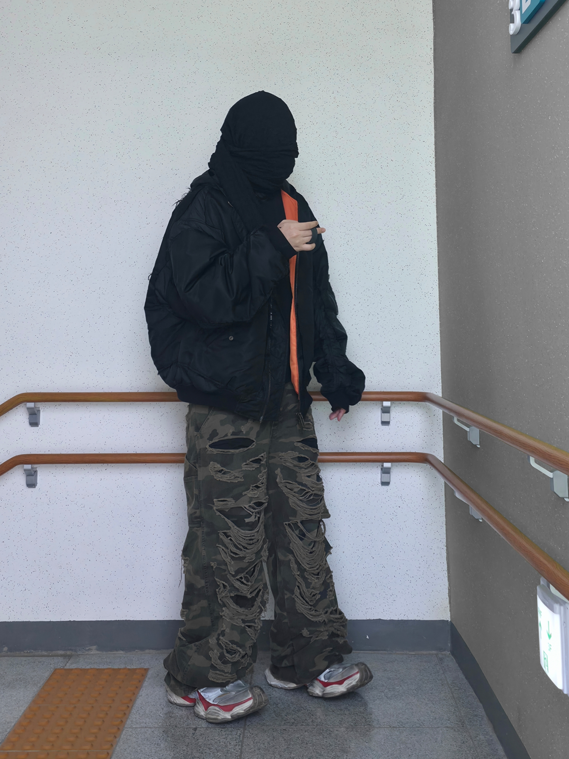 emostanceclub Double Layered Distressed Camo Pants Woodland Camo, Project G/R Reworked Hooded Bomber Jacket Black 착용 스타일 - 7