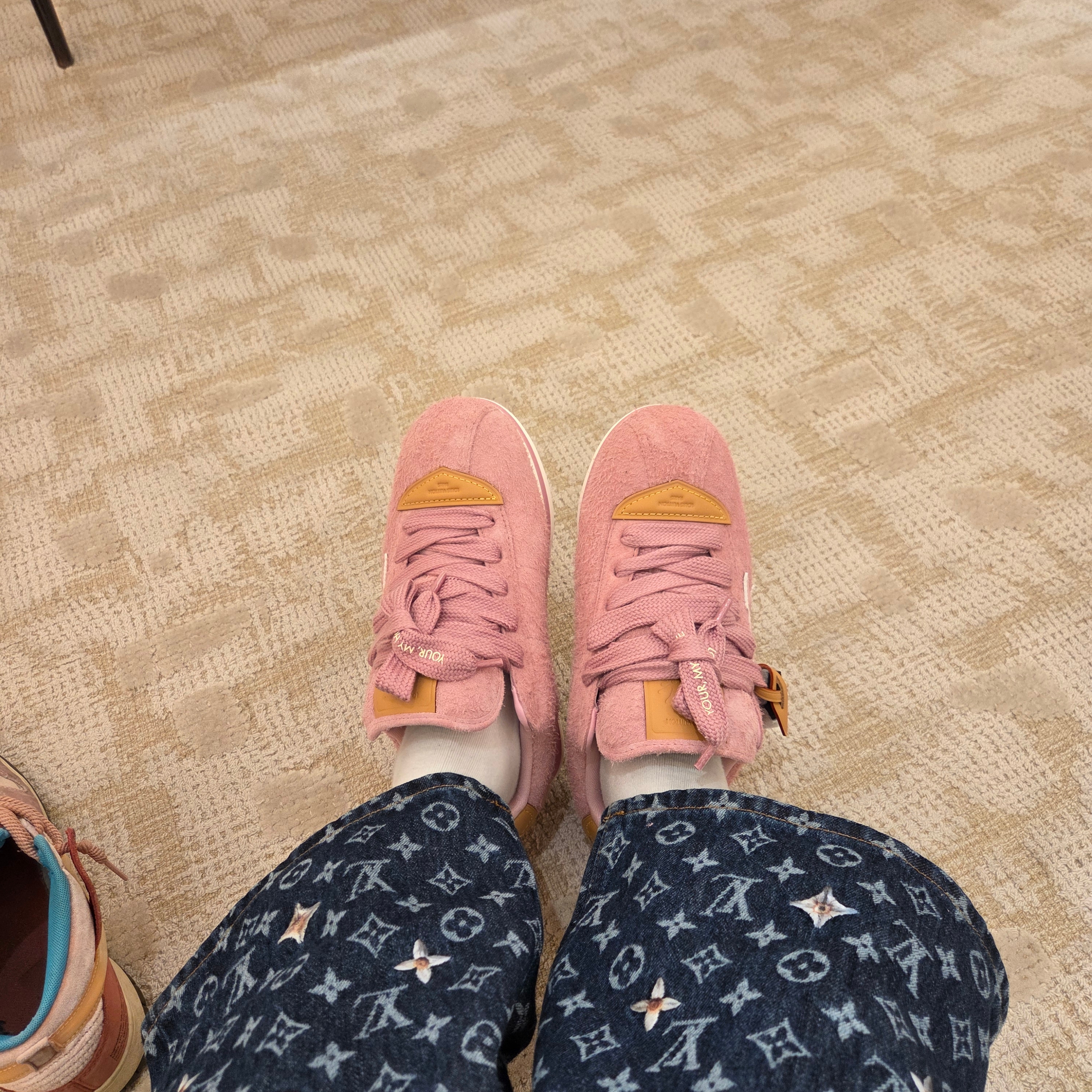 Louis Vuitton x J-Hope LV Buttersoft Sneakers Pink 착용 스타일 - 3