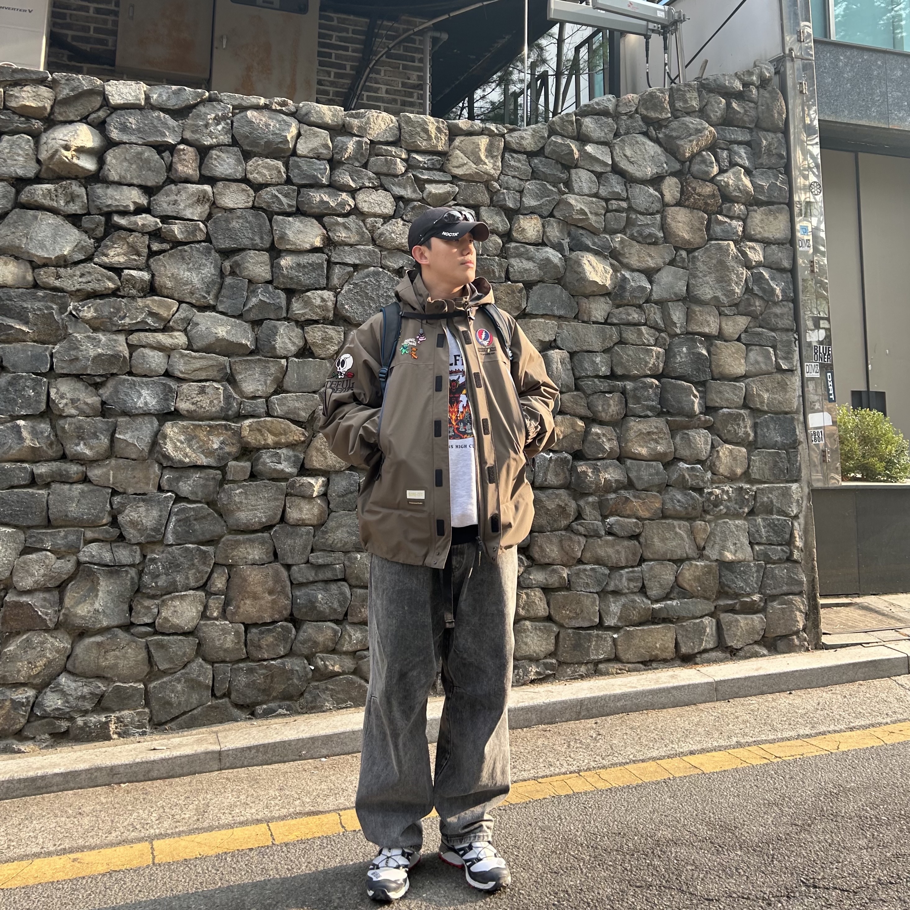 Thisisneverthat x GD Gore-Tex Windstopper 3L Iconography Jacket Mud, IAB Studio x Stranger Things HFC Crewneck Gray 착용 스타일 - 2