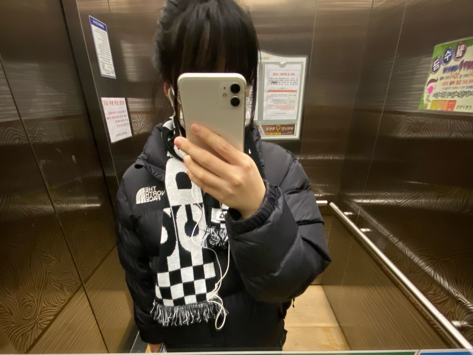 CDG Logo Check Muffler White Black 착용 스타일