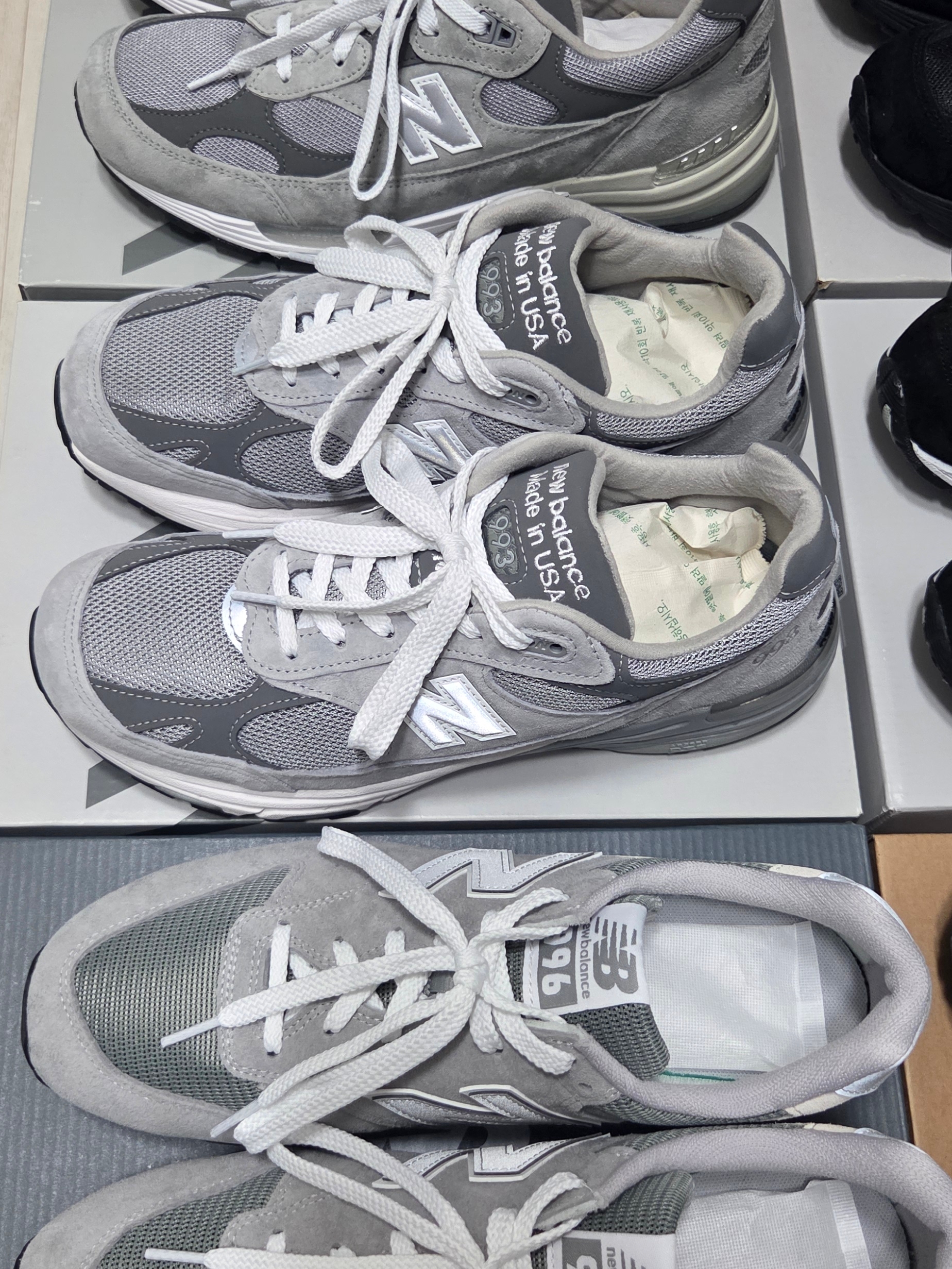 New Balance 991v2 Made in UK Total Eclipse Indian Teal, New Balance 2002R Premium Vintage Grey 착용 스타일 - 2