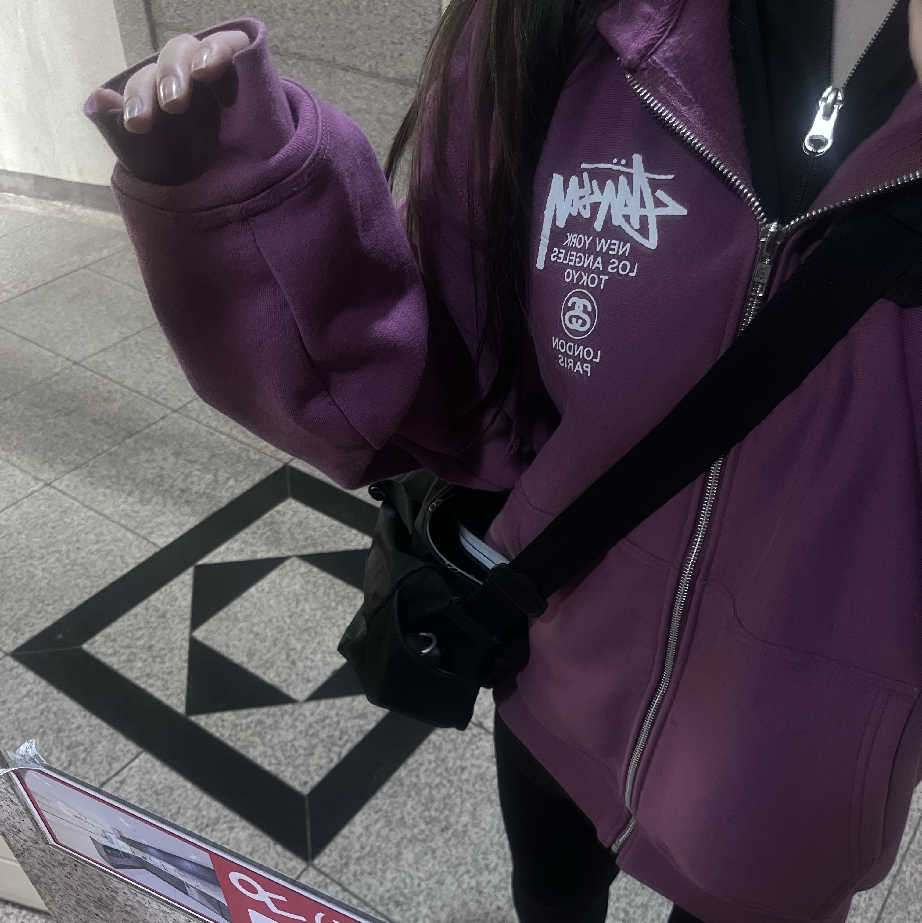 Stussy World Tour Zip Hoodie Berry 2024 착용 스타일