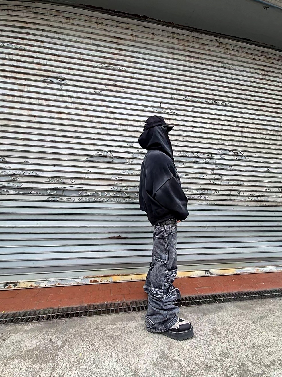 Chrome Hearts Dagger Denim Baseball Hat Black White, Dr. Martens x Rick Owens 1460 Quad Sole Mega Lace Boots Black 착용 스타일 - 3