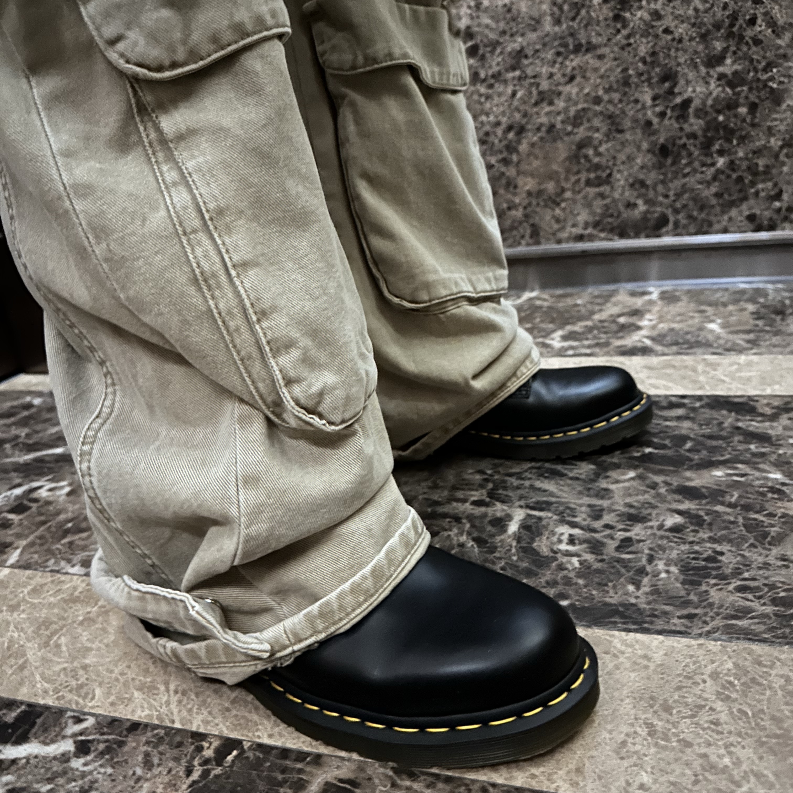 Zara Faux Leather Jacket Black, Zara Utility Pocket Pants Light Sand 착용 스타일 - 3