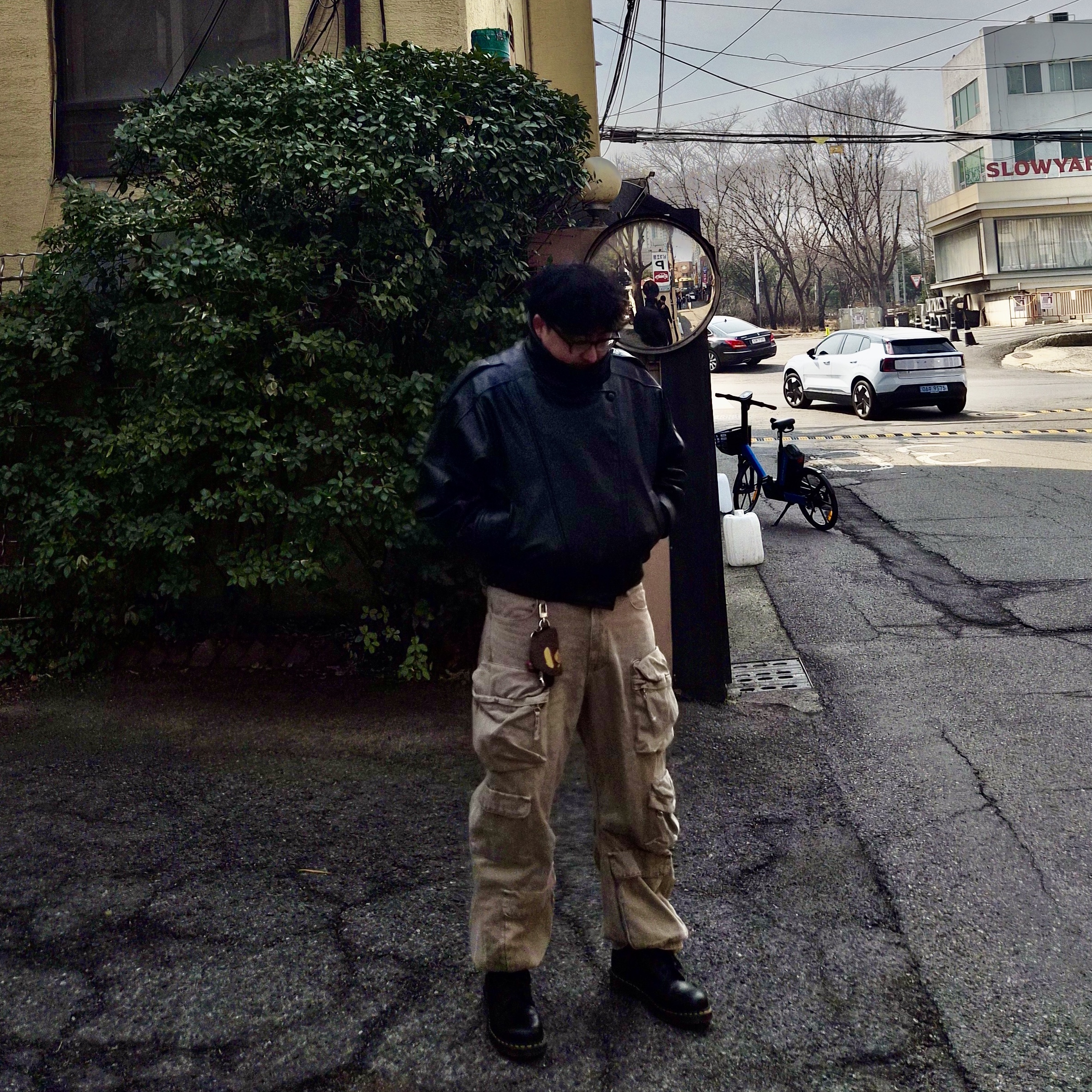 Zara Faux Leather Jacket Black, Zara Utility Pocket Pants Light Sand 착용 스타일 - 1